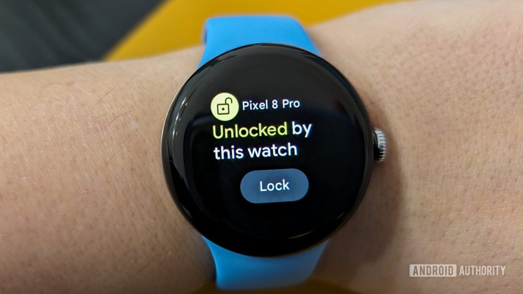 O Pixel Watch do Google está aprendendo a bloquear automaticamente seu telefone