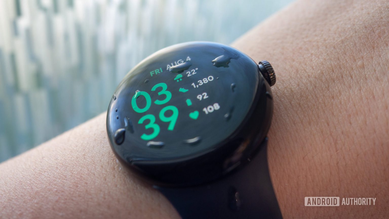 O Wear OS 6 poderia finalmente adicionar um modo de bloqueio de água no relógio de pixel