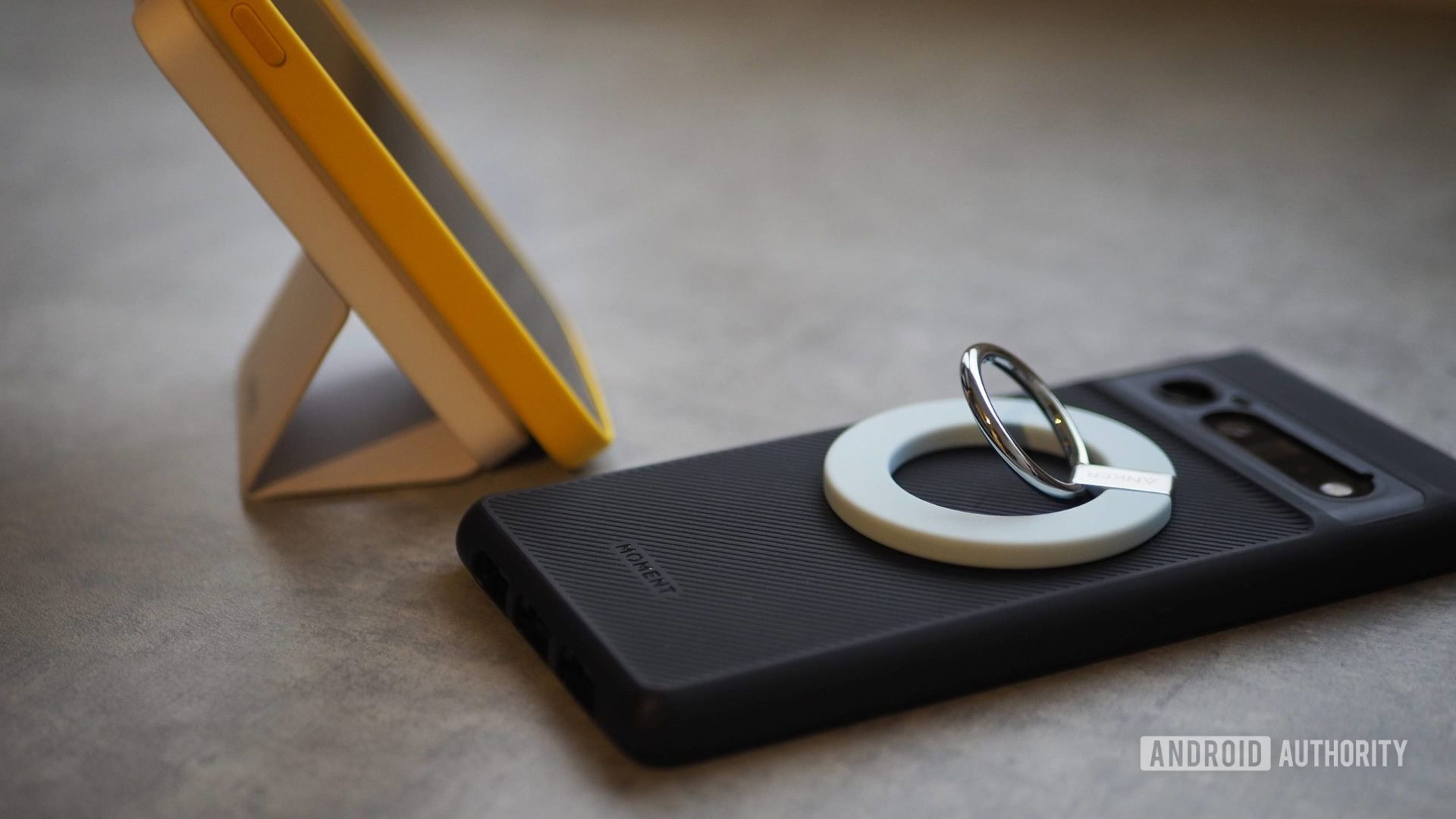 Magsafe Anker Grip Power Bank ANKER MAGGO 610 PENLO POLETO NO PIXEL 6 PRO COM MOMEM (M) CASO DE força, Maggo 622 Power Bank sustentando o iPhone 12 Pro Max com a caixa de Magsafe Yellow