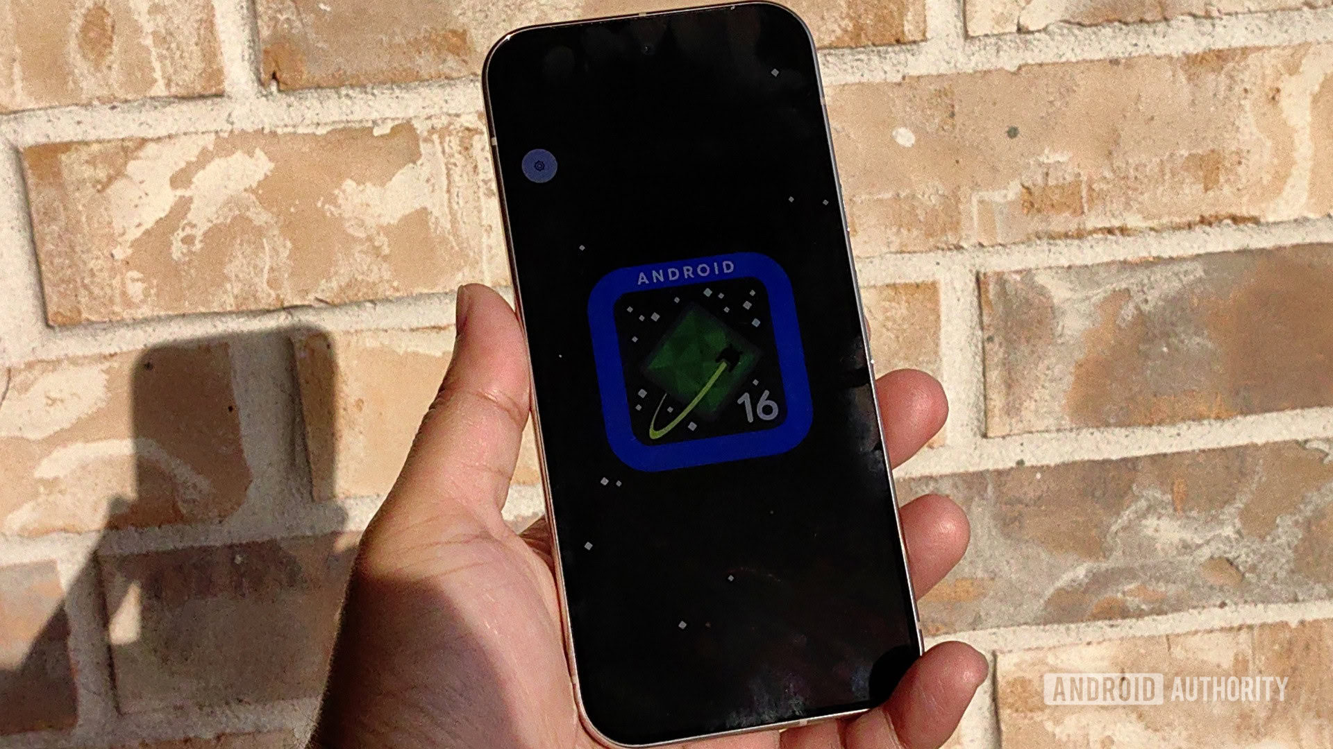 O logotipo Android 16 em uma tela de pixel extra escura