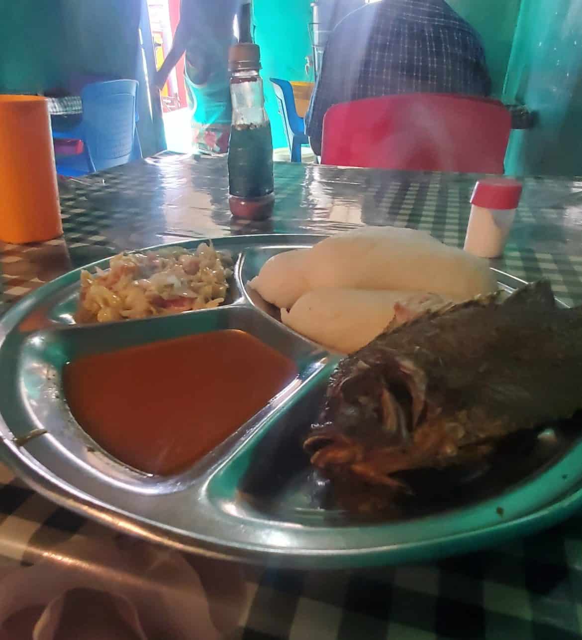Zâmbia rural - onde e como encontrar comida e acomodação na zambia rural Comer nshima na zâmbia rural
