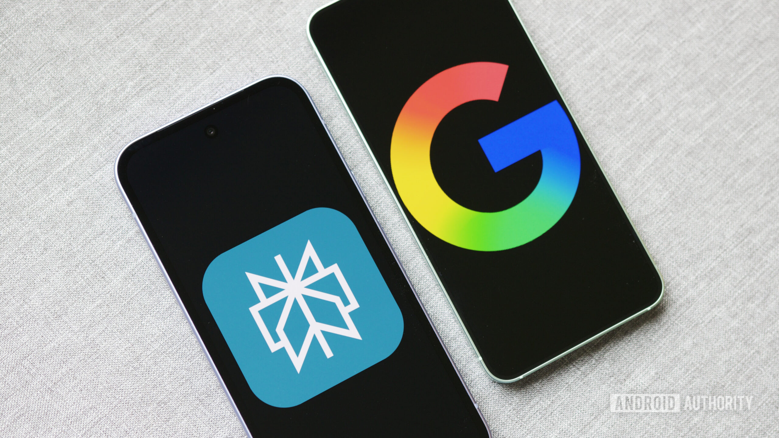 Dois telefones Android, um mostrando o logotipo da perplexidade e outro mostrando o logotipo do Google.