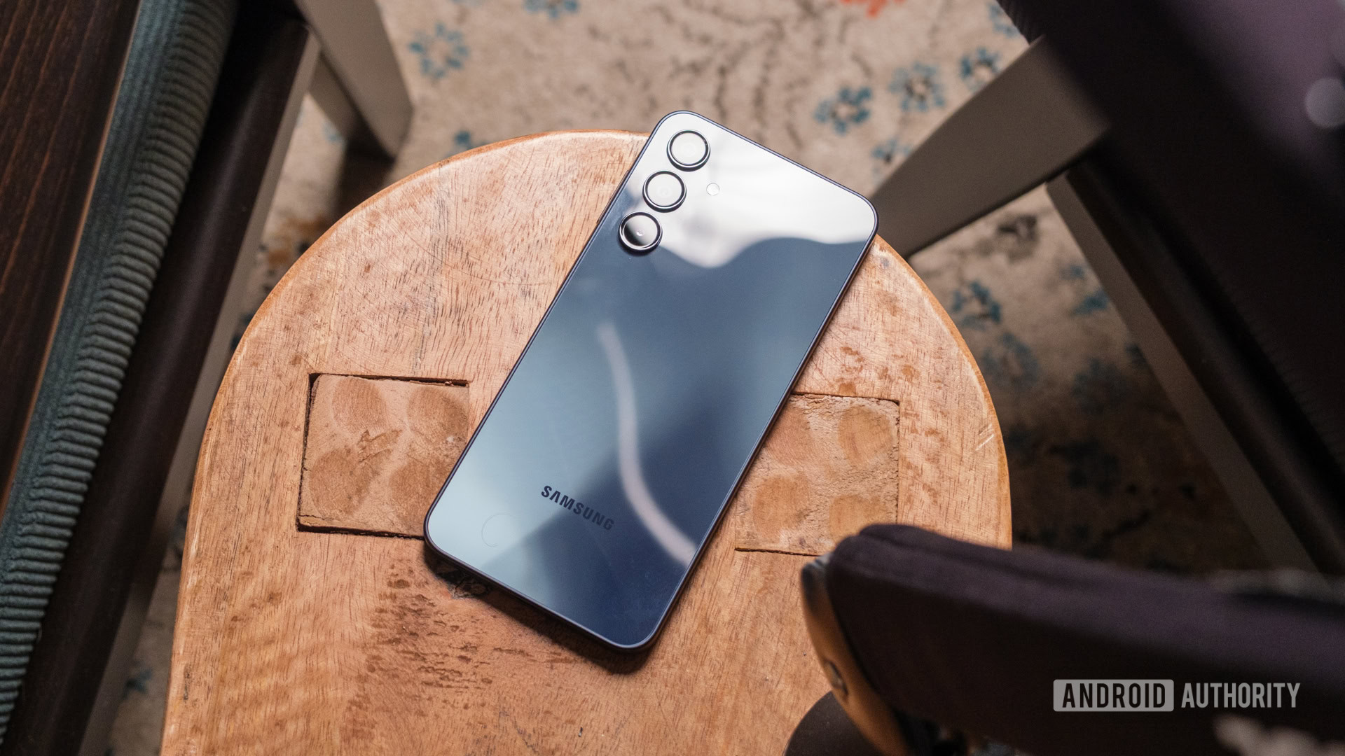 Samsung Galaxy A16 5G brilhante sob luzes