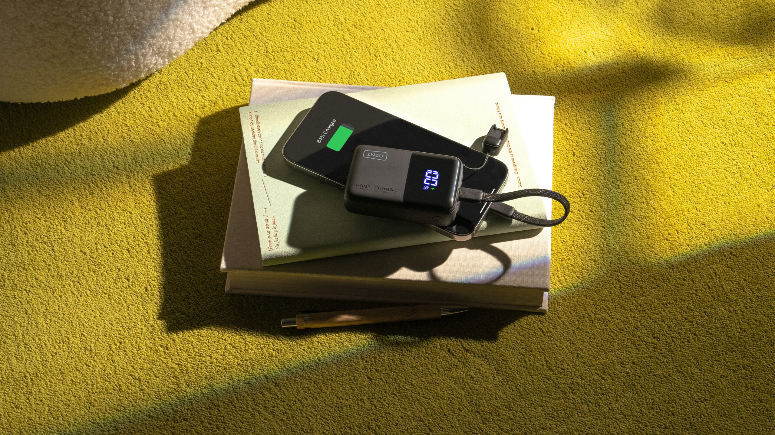 INIU Pocket Rocket P50 Power Bank com telefone e livros