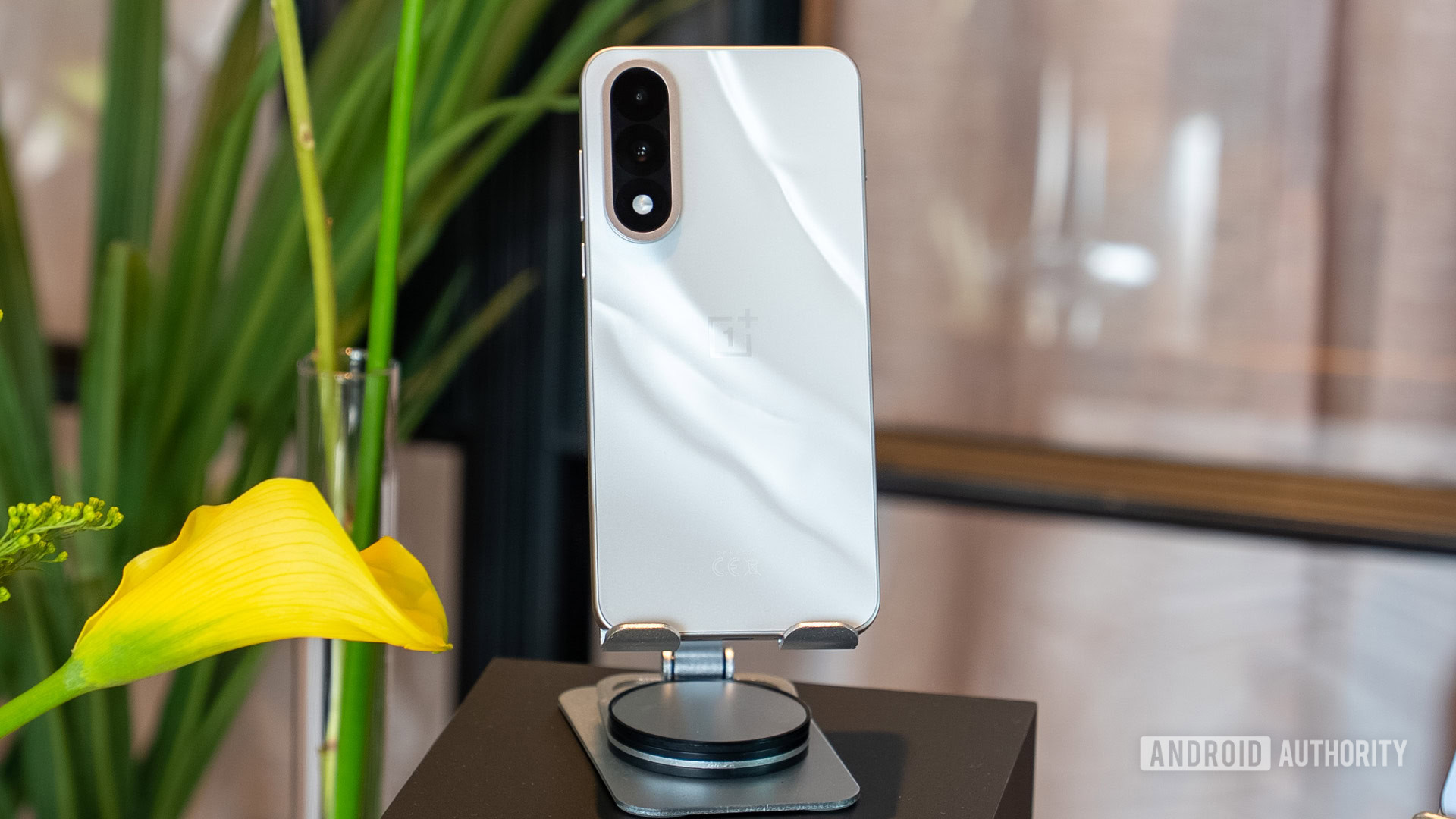 OnePlus Nord 5 mármore branco em pé