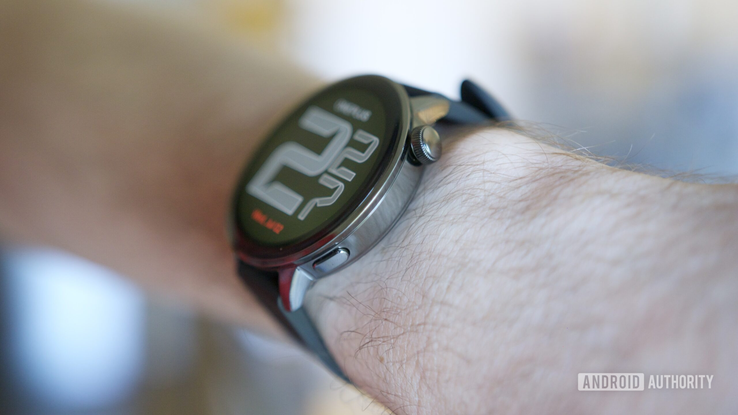 OnePlus Watch 3 43mm mãos em 6 Uma vista lateral do relógio OnePlus 3 (43 mm) no pulso de alguém.