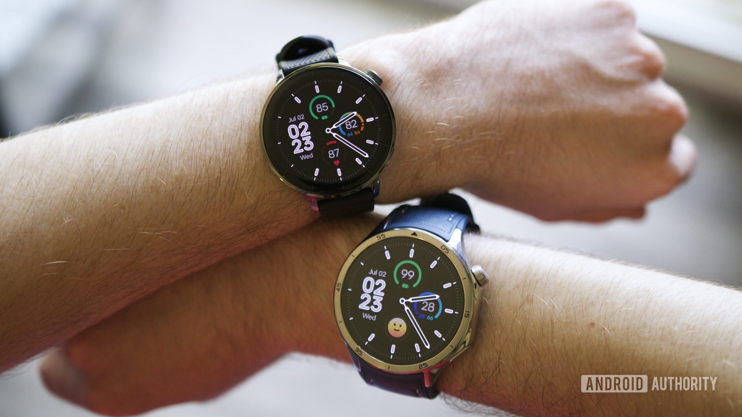OnePlus Watch 3 43mm mãos em 4 Alguém usando o OnePlus Risk 3 (43mm) e o relógio OnePlus regular 3.