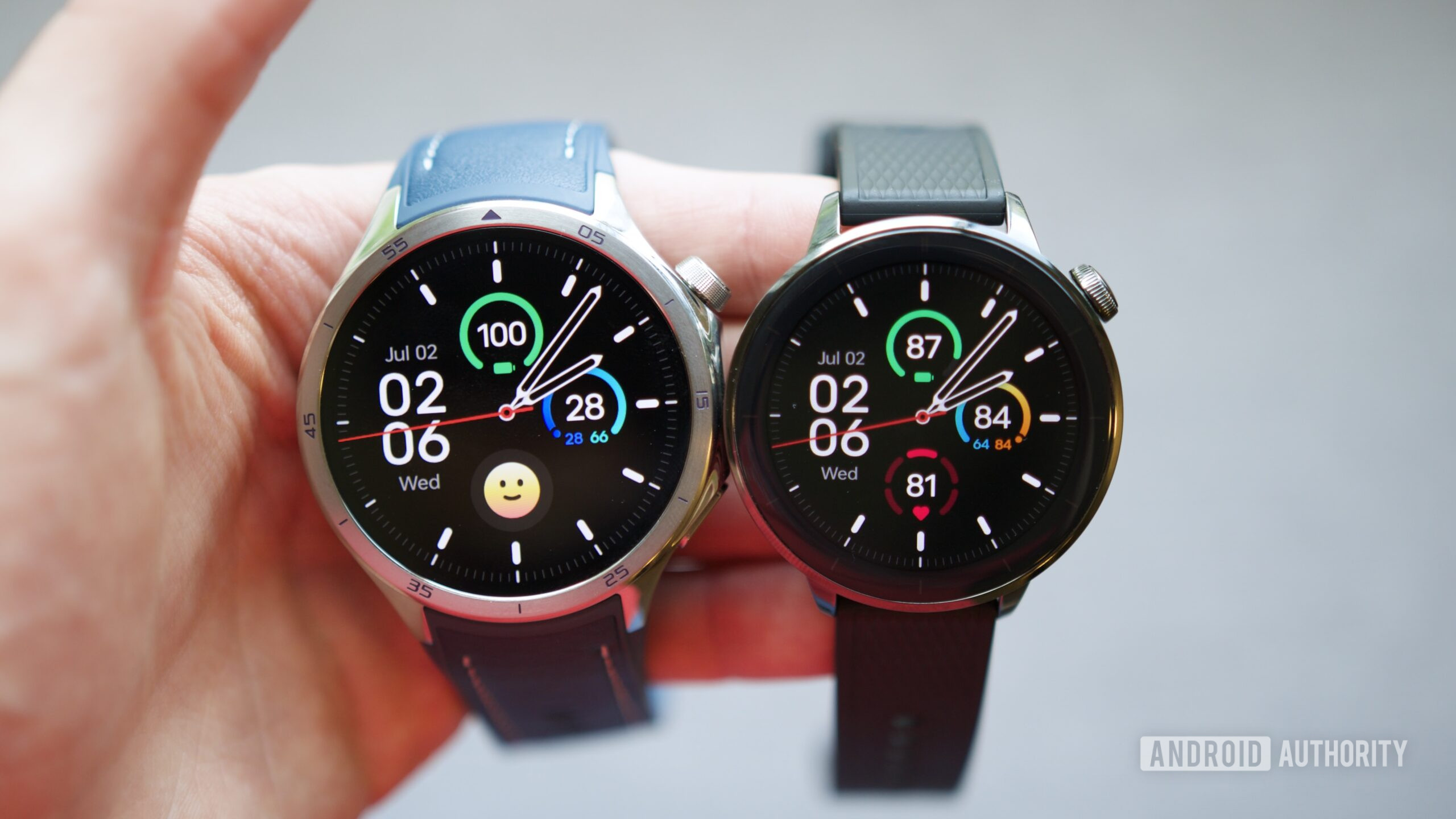 OnePlus Watch 3 43mm mãos em 1 O relógio OnePlus 3 (43mm) ao lado do relógio OnePlus regular 3.