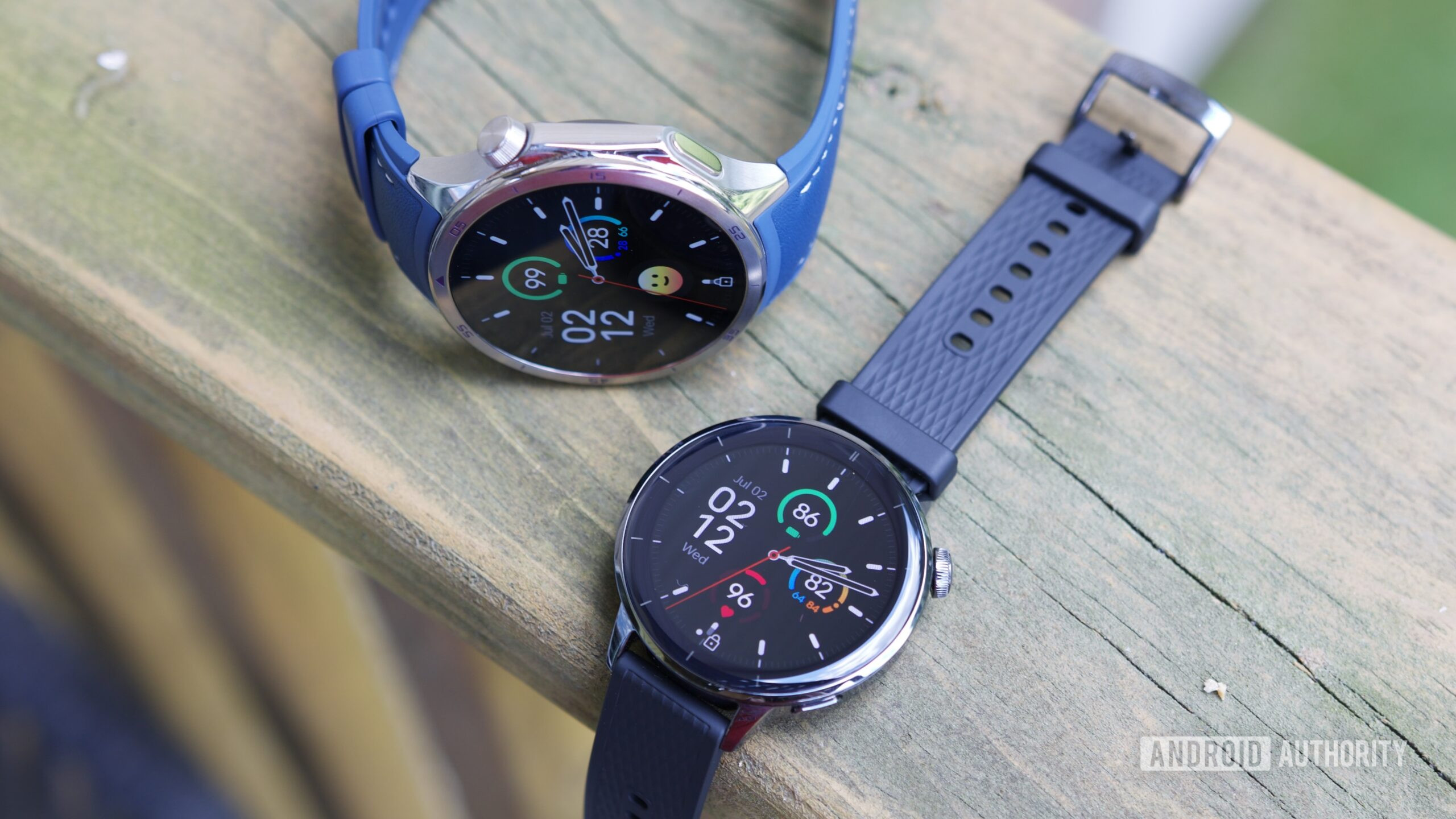OnePlus Watch 3 43mm mãos em 3 O relógio OnePlus 3 (43mm) ao lado do relógio OnePlus regular 3.