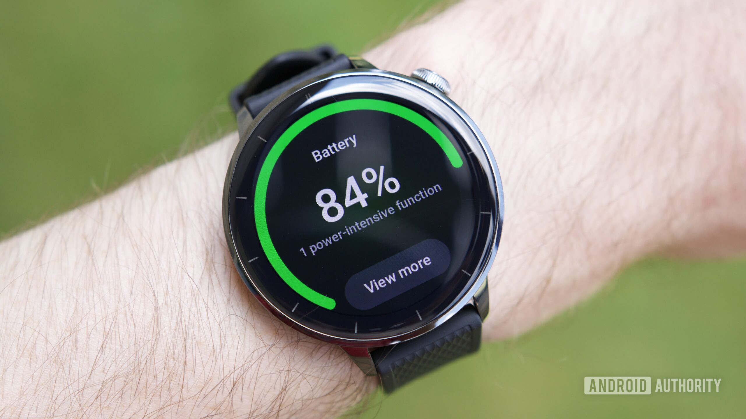 OnePlus Watch 3 43mm mãos em 8 Widget da bateria no relógio OnePlus 3 (43 mm).
