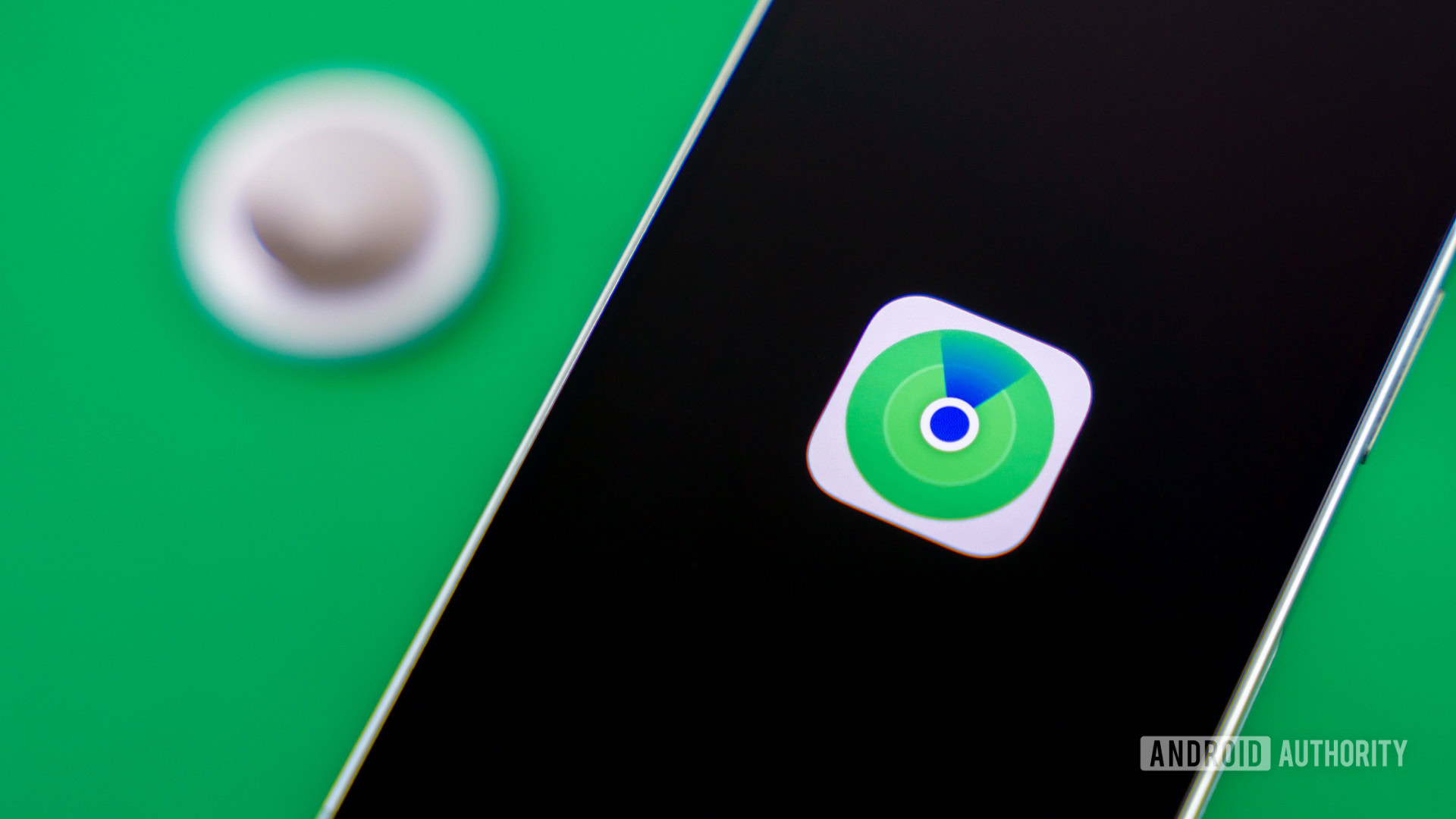 Apple Encontre meu logotipo no smartphone ao lado da AirTag Stock Photo 1