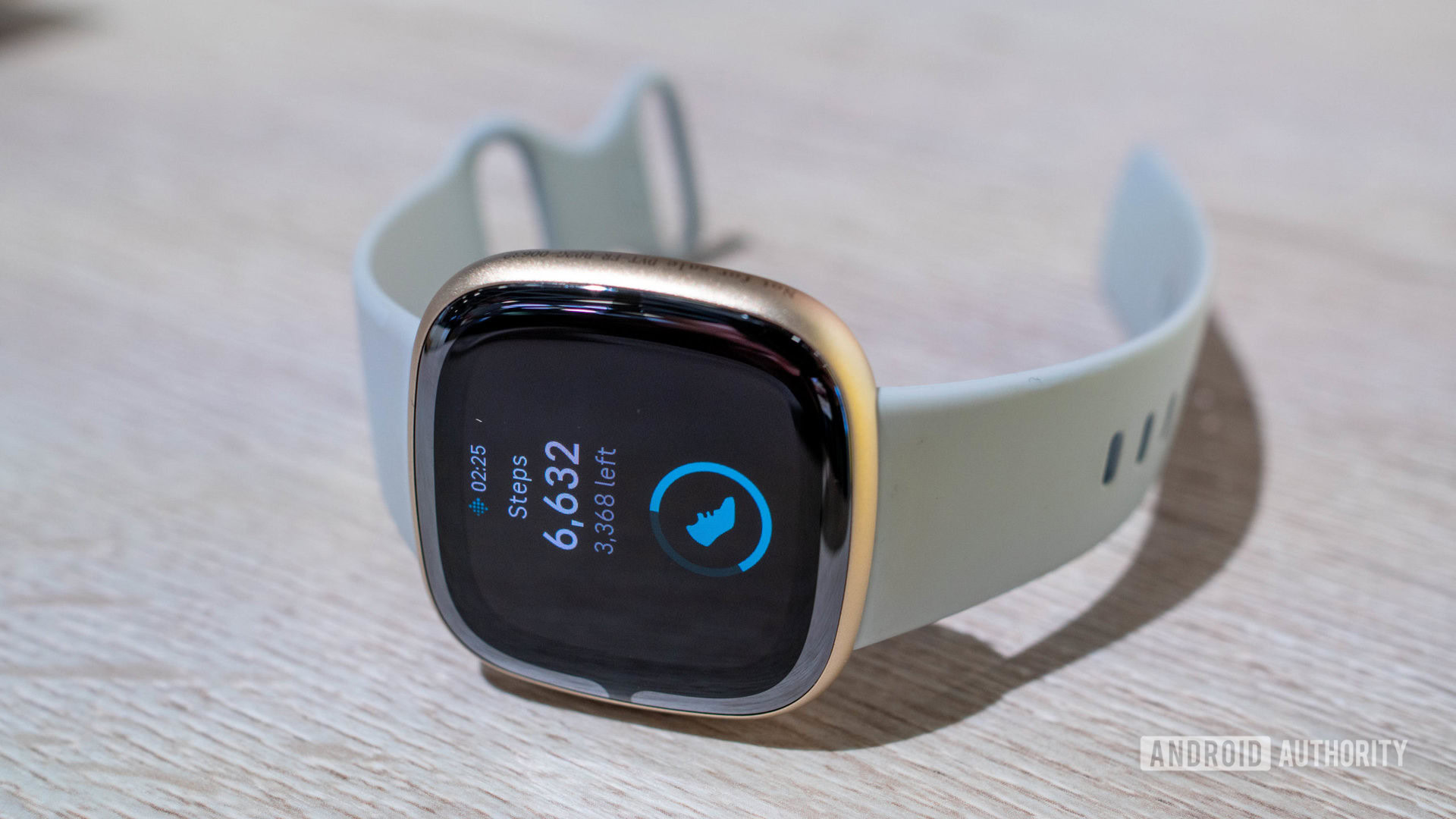 Fitbit Sense 2 mostrando a contagem de etapas Fitbit Sense 2 mostrando a contagem de etapas