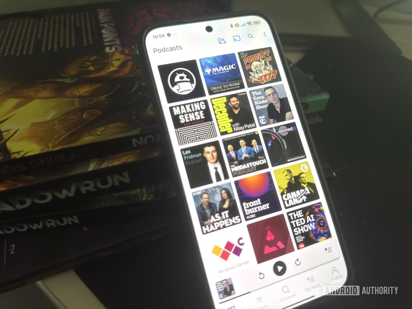 O aplicativo Pocket lançou um telefone Android mostrando vários shows de podcast em uma grade.