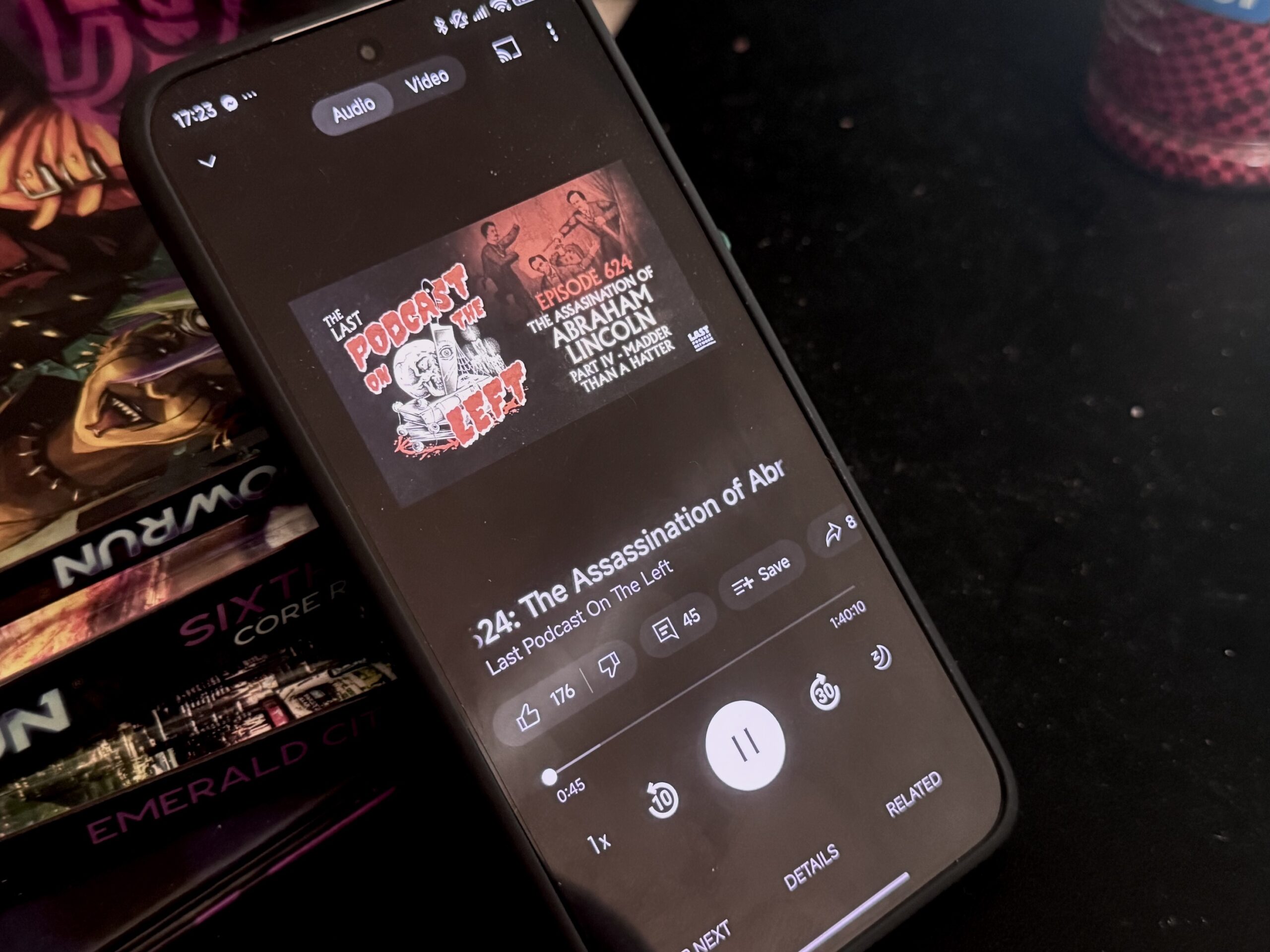 Um podcast tocando no aplicativo de música do YouTube em um dispositivo Android.
