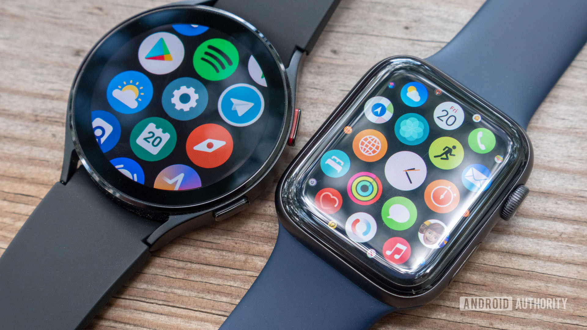 O Samsung Galaxy Watch 4 e o Apple Watch Series 6 deitado em uma mesa mostrando a página de todos os aplicativos.