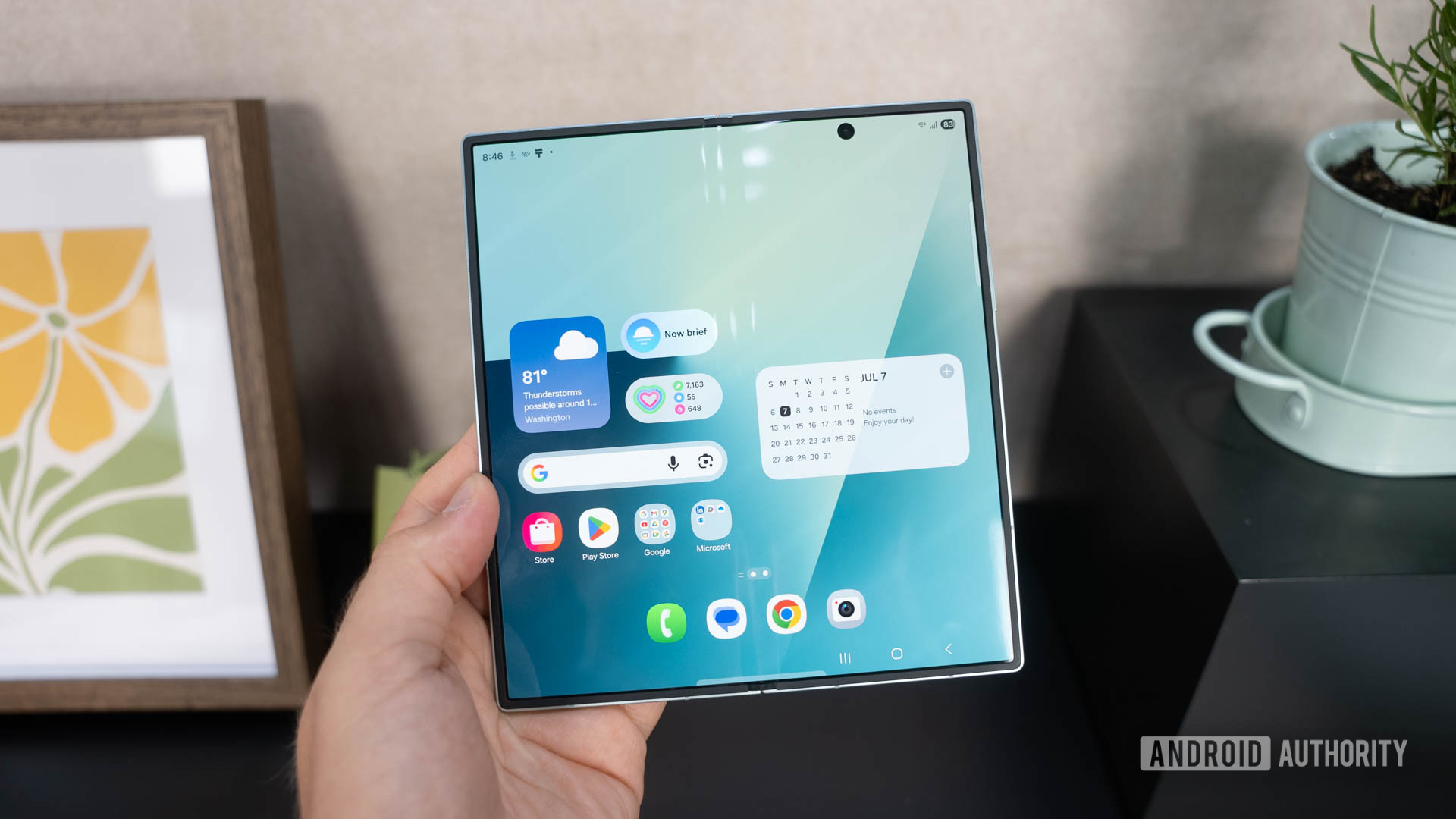Samsung Galaxy Z Fold 7 se desenrolou na mão mostrando a tela inicial