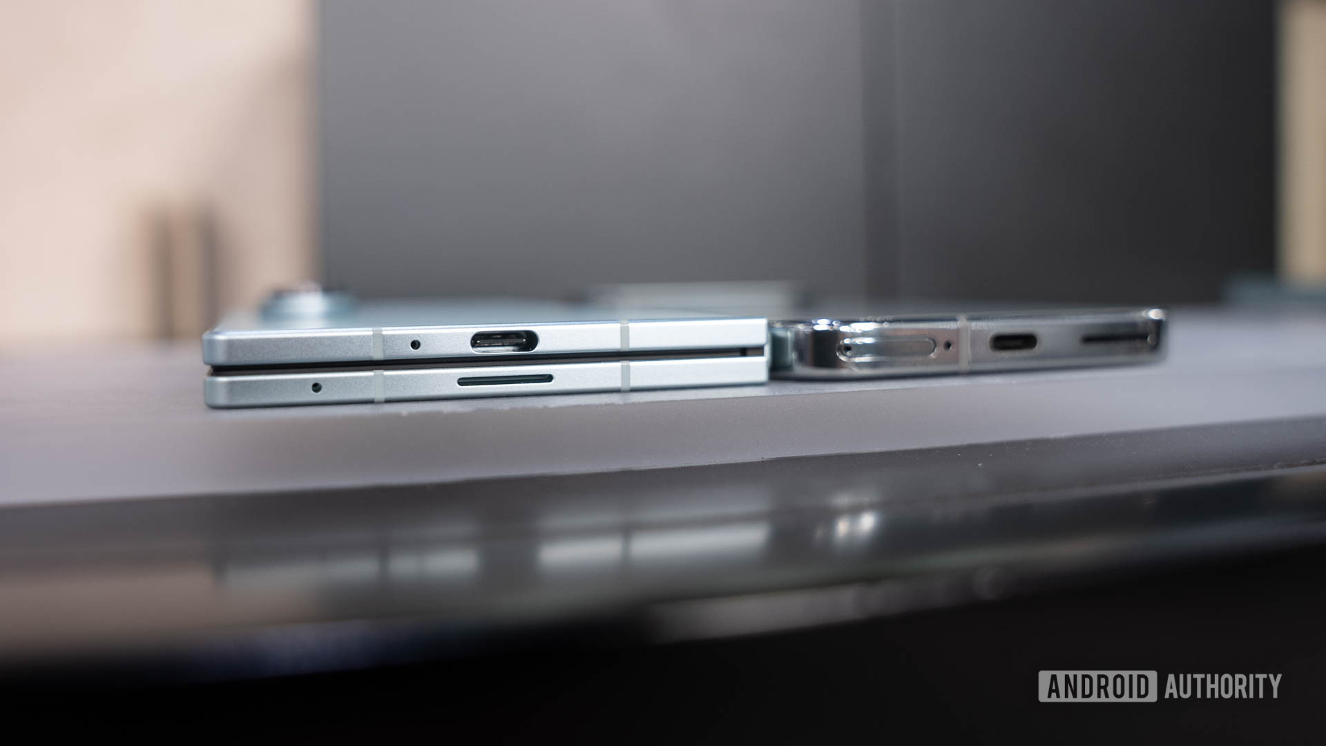 Samsung Galaxy Z Fold 7 ao lado do Google Pixel 9 Pro mostrando comparação de espessura Samsung Galaxy Z Fold 7 ao lado do Google Pixel 9 Pro mostrando comparação de espessura