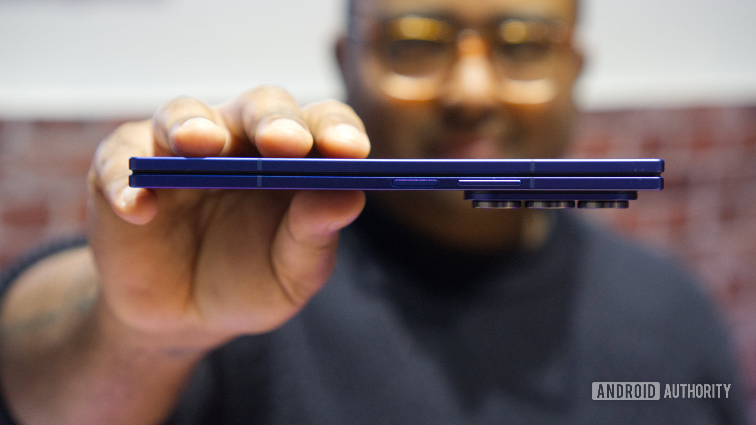 Samsung Galaxy Z Fold 7 Perfil lateral dobrado Samsung Galaxy Z Fold 7 Perfil lateral dobrado