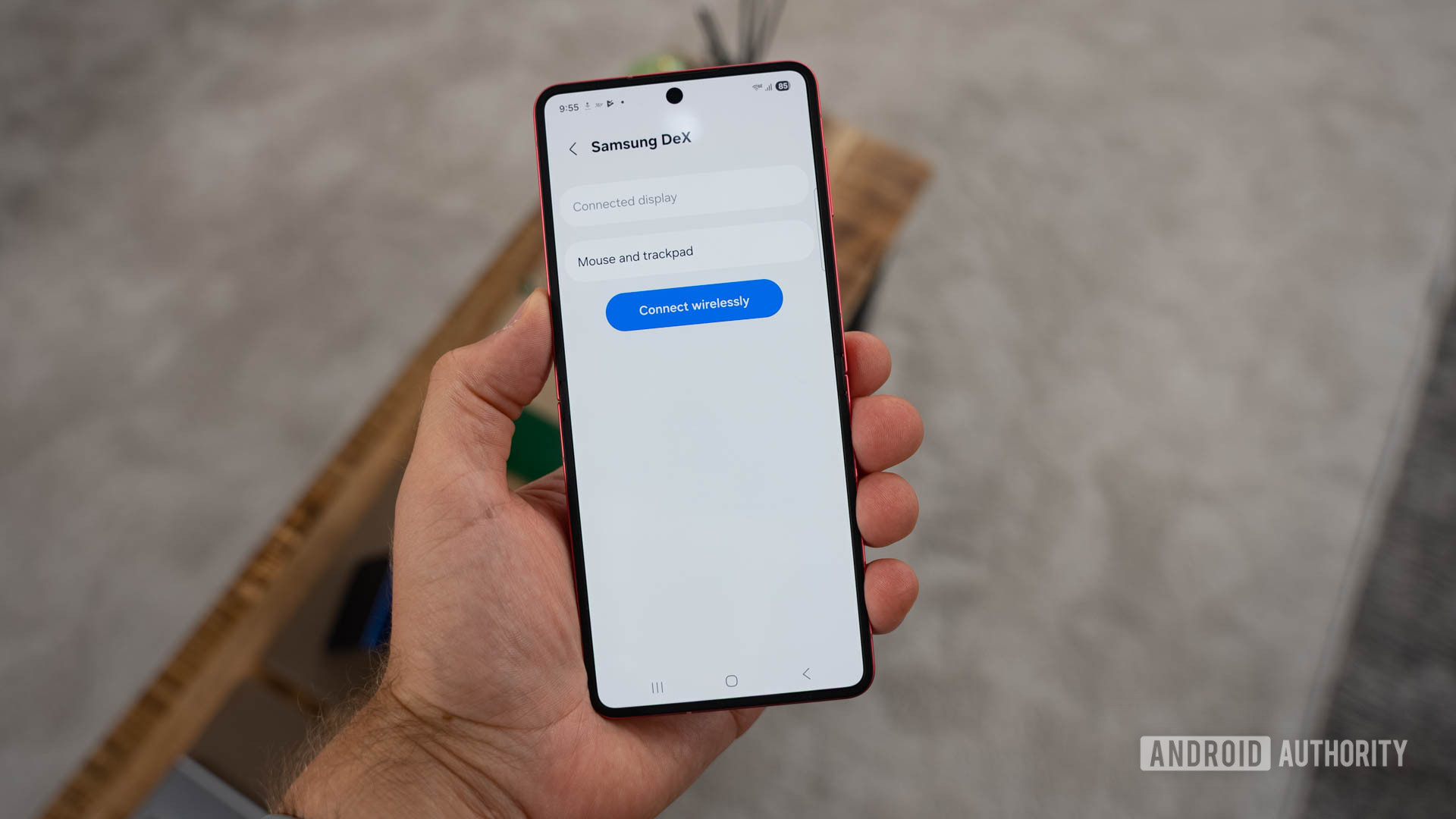 Samsung Galaxy Flip 7 com a página de suporte Dex