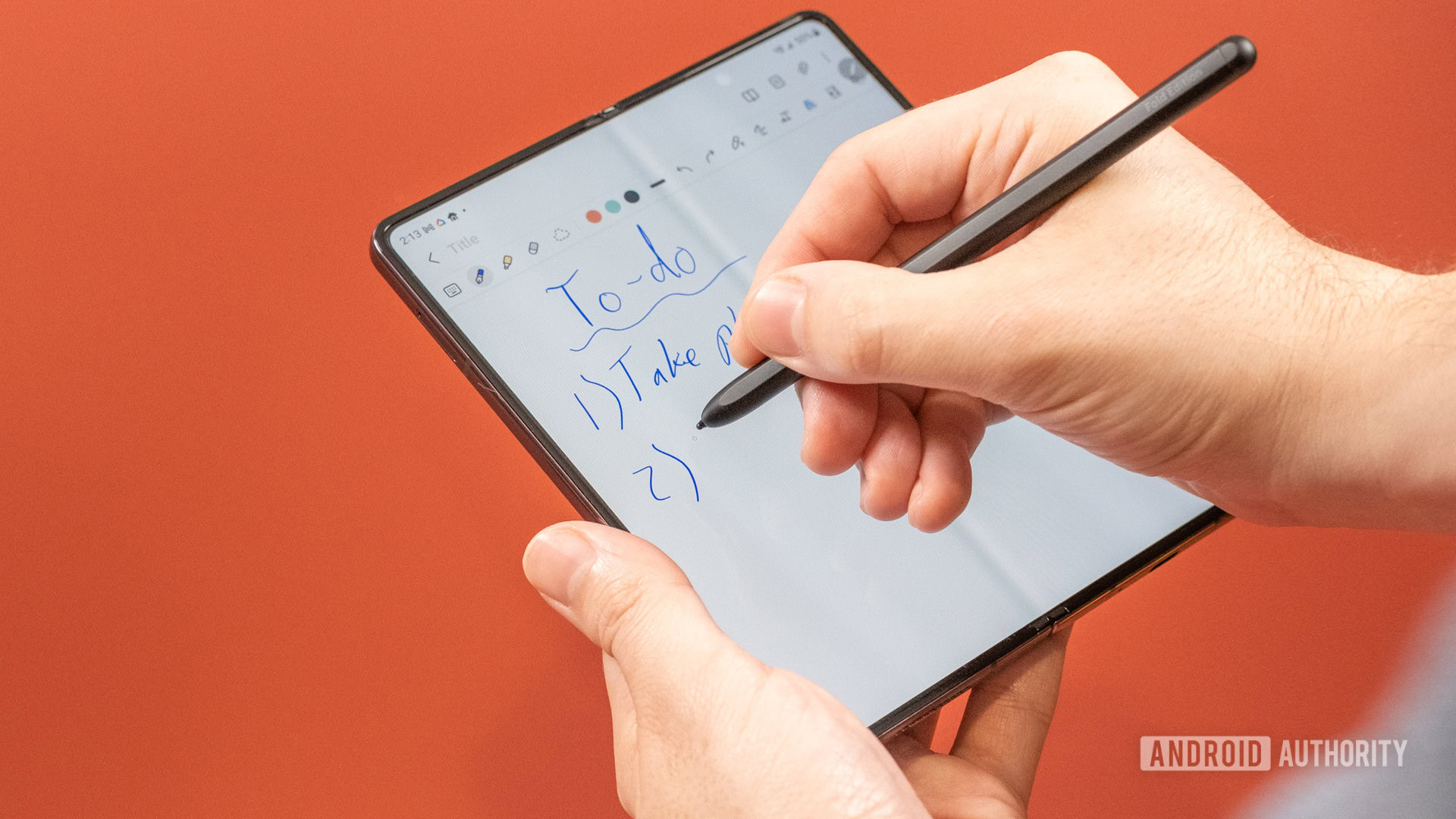 Galaxy Z Fold 4 escrevendo com S Pen Segurando o Galaxy Z Fold 4 e tomando anotações com o S Pen