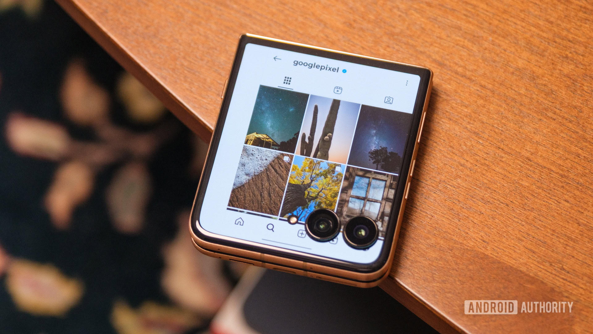 Interface Motorola Razr Ultra Instagram