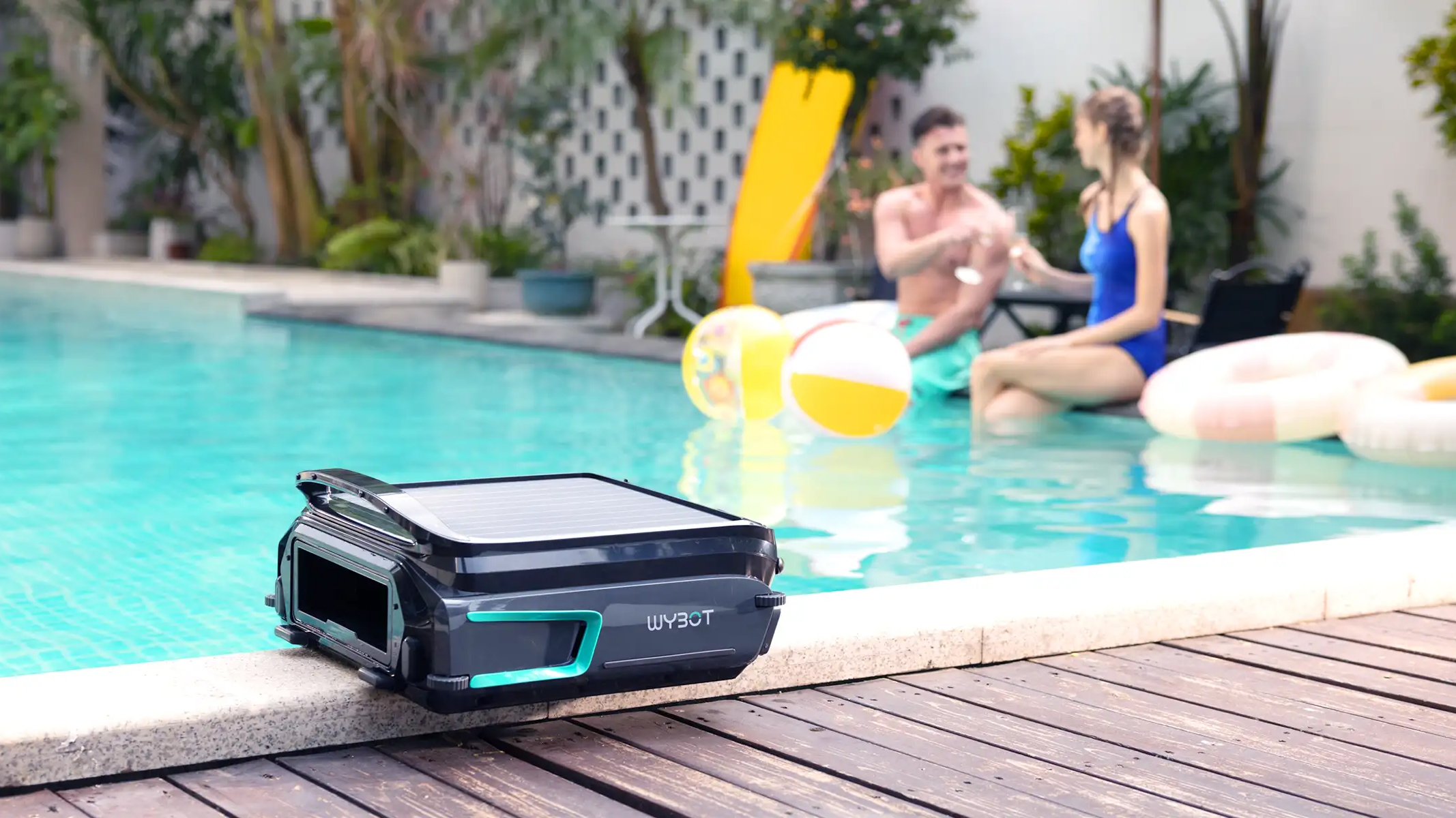 Wybot F1 Pool Skimmer sentado ao lado da piscina Wybot F1 Pool Skimmer sentado ao lado da piscina