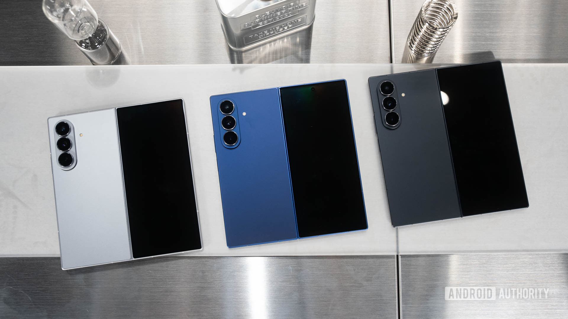 Samsung Galaxy Z Fold 7 se desenrolou na mesa em Silver Shadow e Blue Shadow e Jet Black