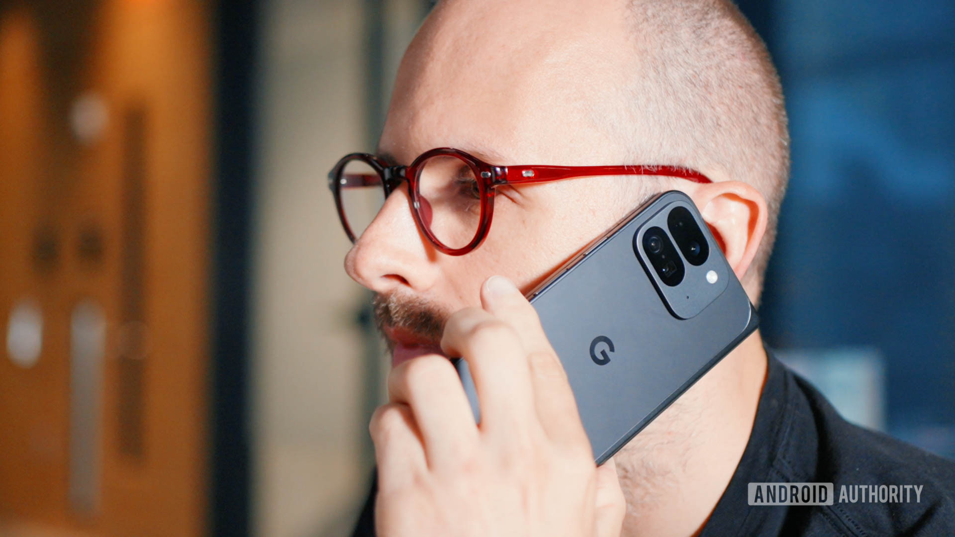 Google Pixel 9 Pro dobra em mãos com o homem falando ao telefone