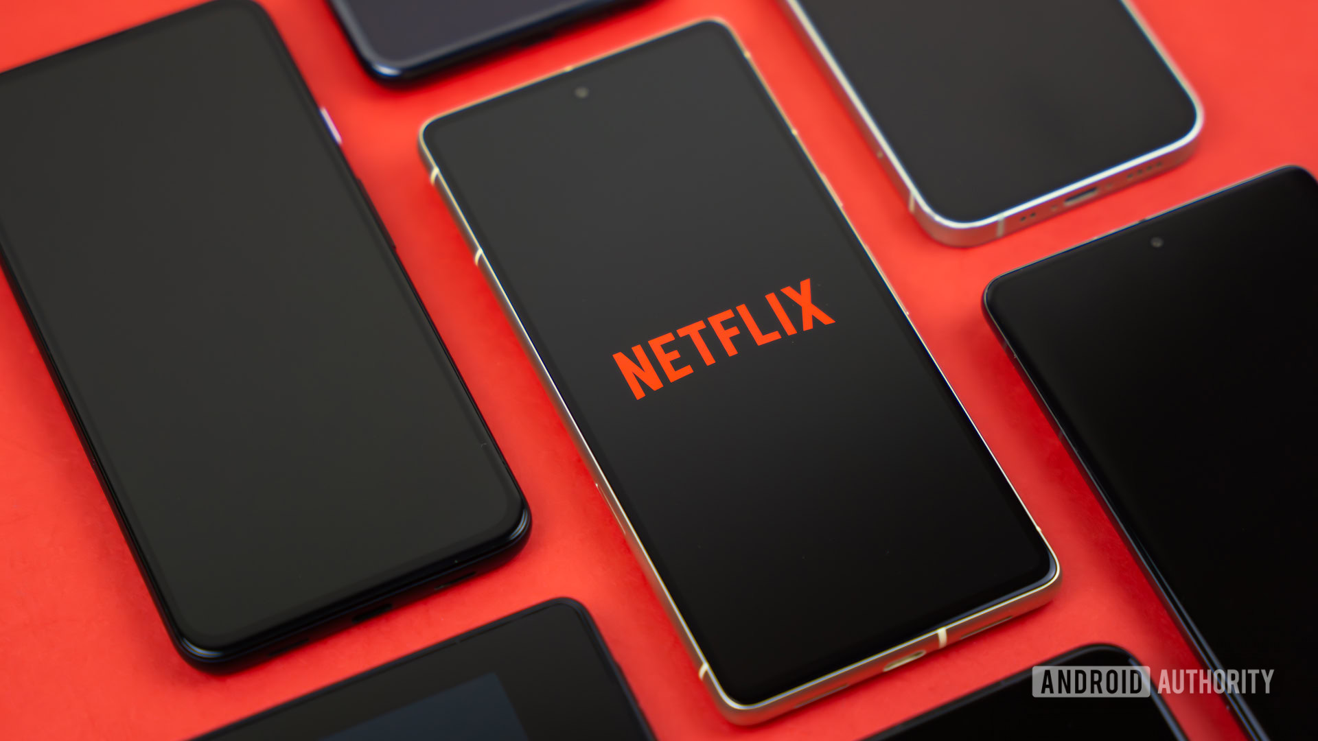 Logotipo da Netflix no smartphone, ao lado de outros dispositivos Stock Photo (1) Logotipo da Netflix no smartphone, ao lado de outros dispositivos Stock Photo (1)