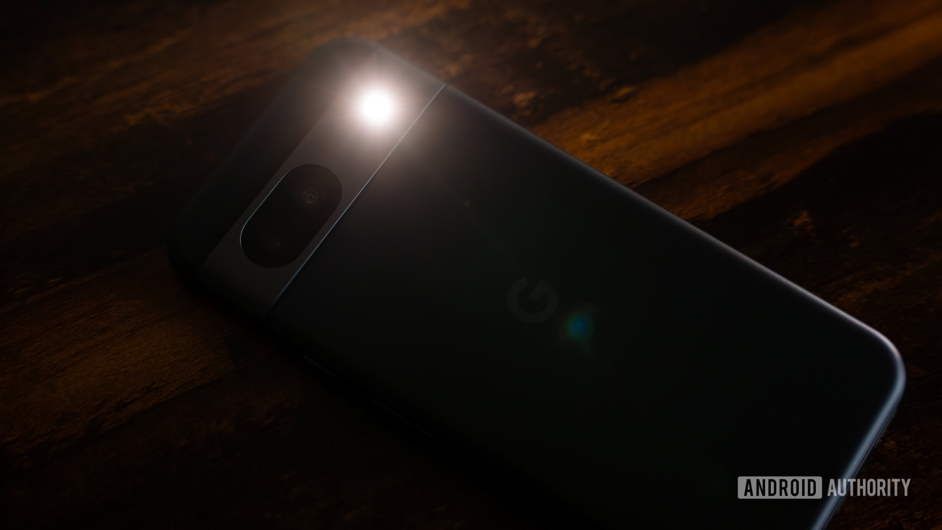 Google Pixel 8a no escuro com a lanterna ligada (2) Google Pixel 8a no escuro com a lanterna ligada (2)