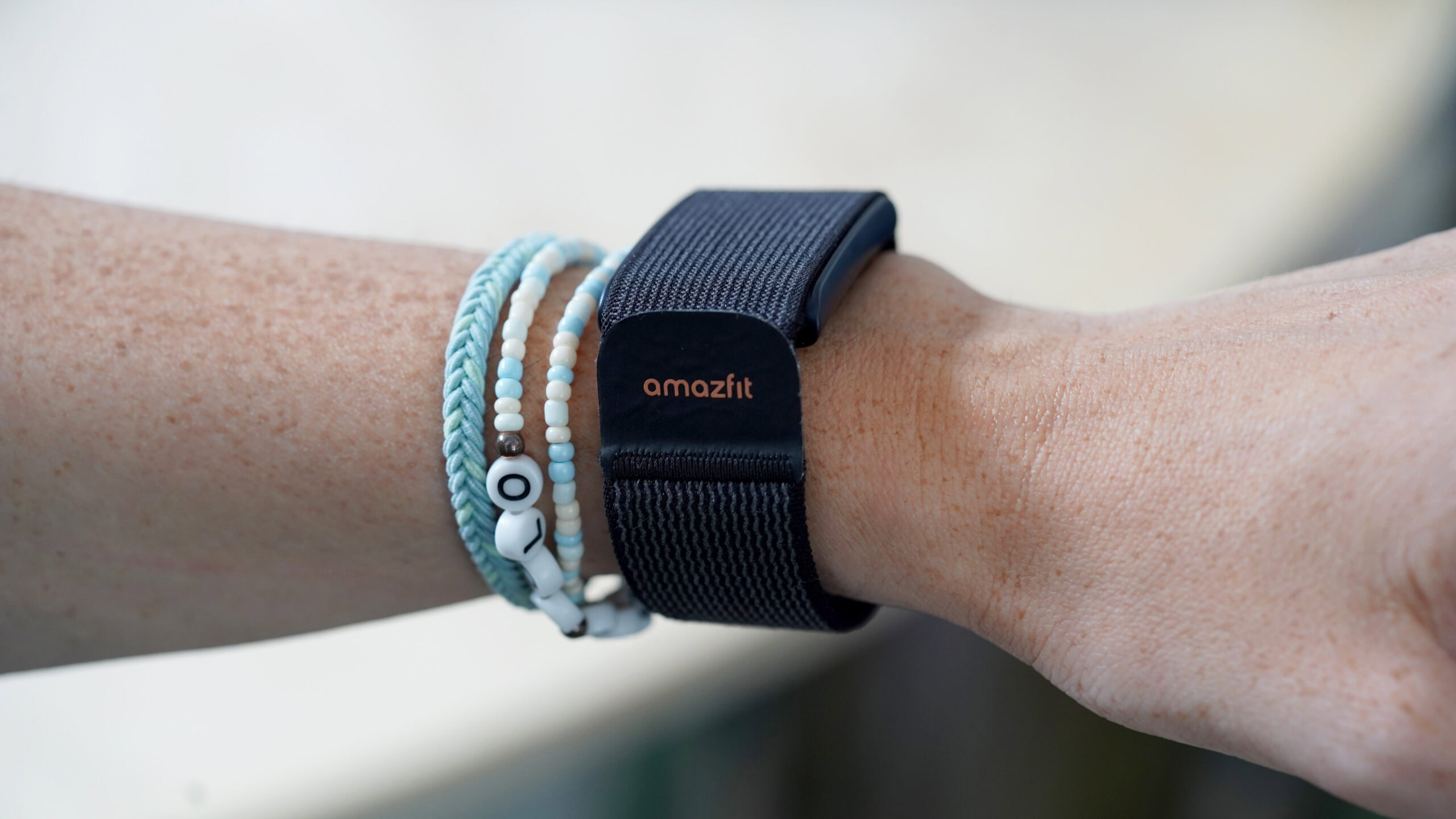 O Amazfit Helio Strap apresenta um logotipo laranja.