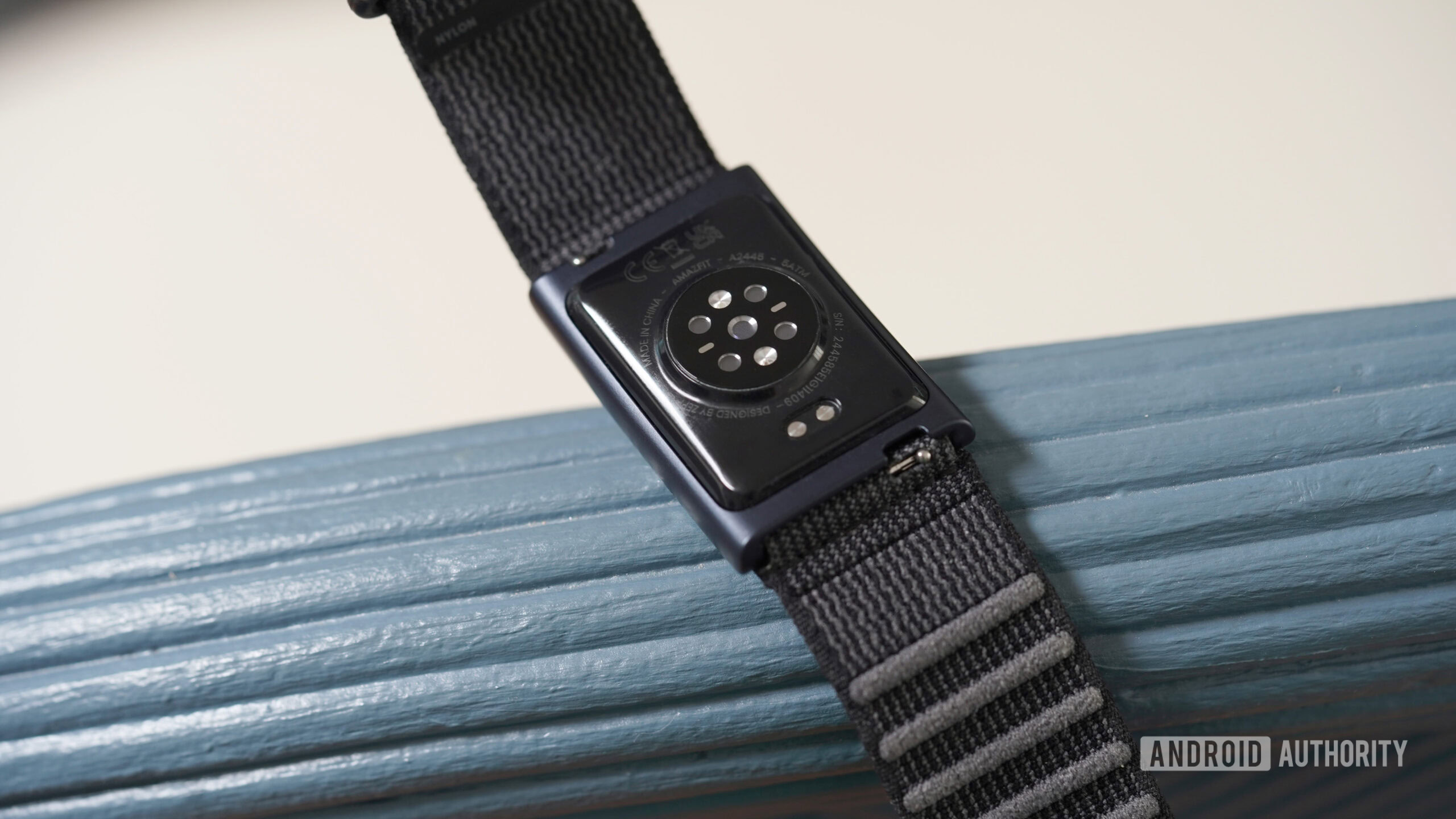 O Amazfit Helio Strap empacota uma variedade de sensores de rastreamento de bem -estar.
