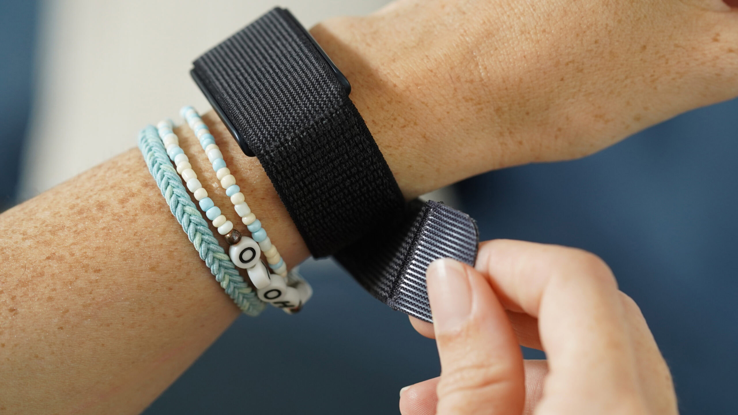 O Amazfit Helio Strap prende com velcro.