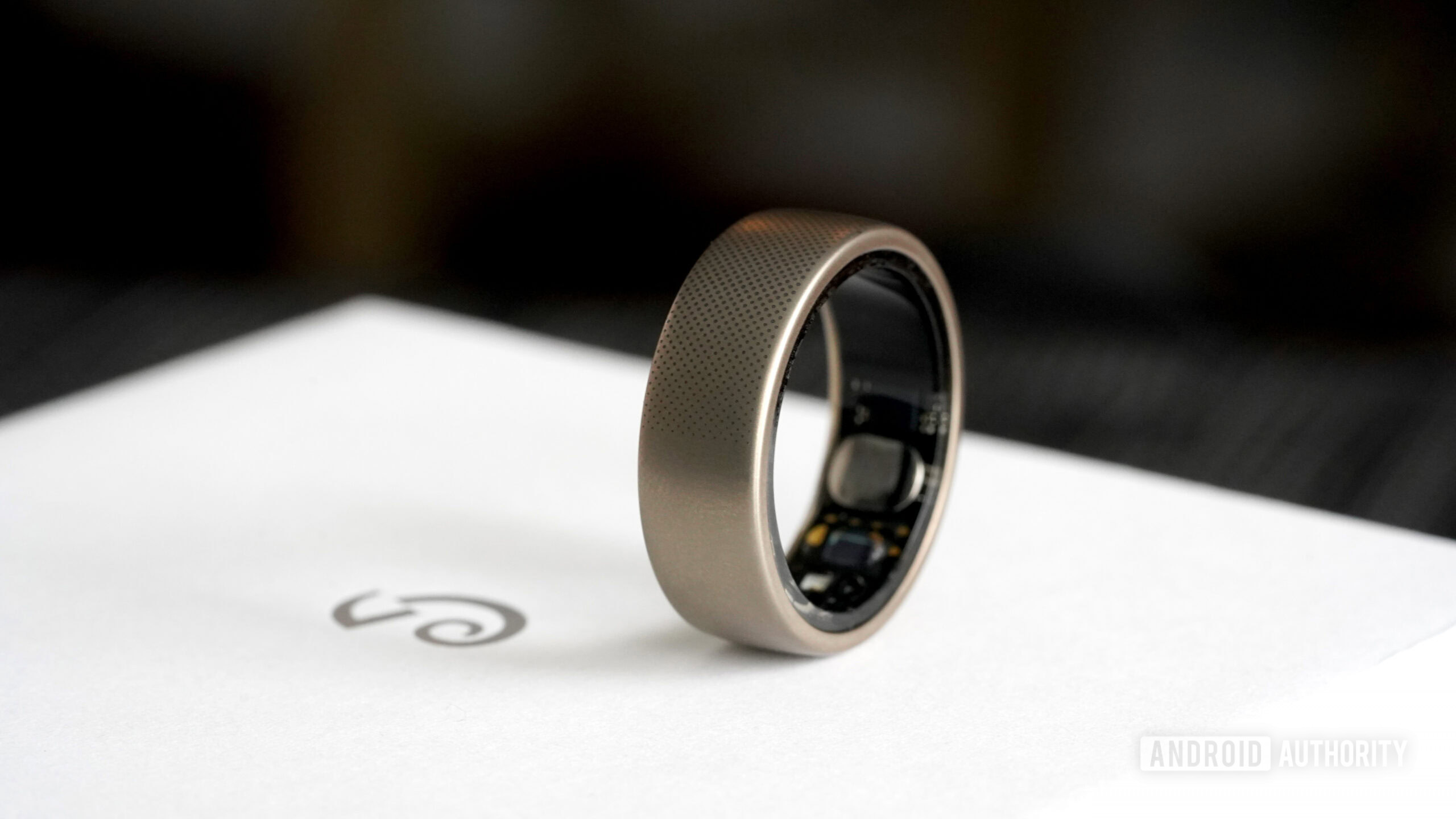 Amazfit Helio Ring Amazfit logo Um Amazfit Helio Ring repousa em uma caixa com o logotipo do Amazfit.