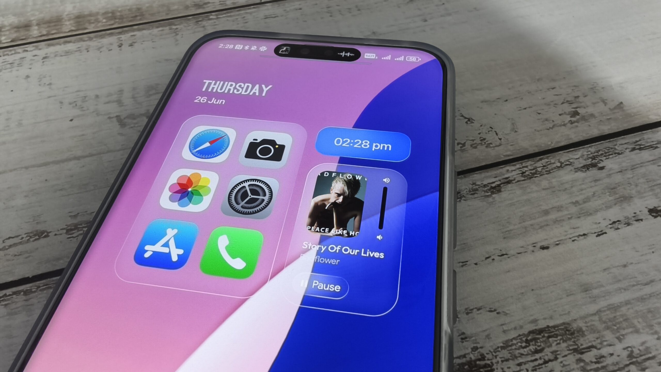 Um widget inspirado em vidro líquido em um smartphone Android Um widget inspirado em vidro líquido em um smartphone Android