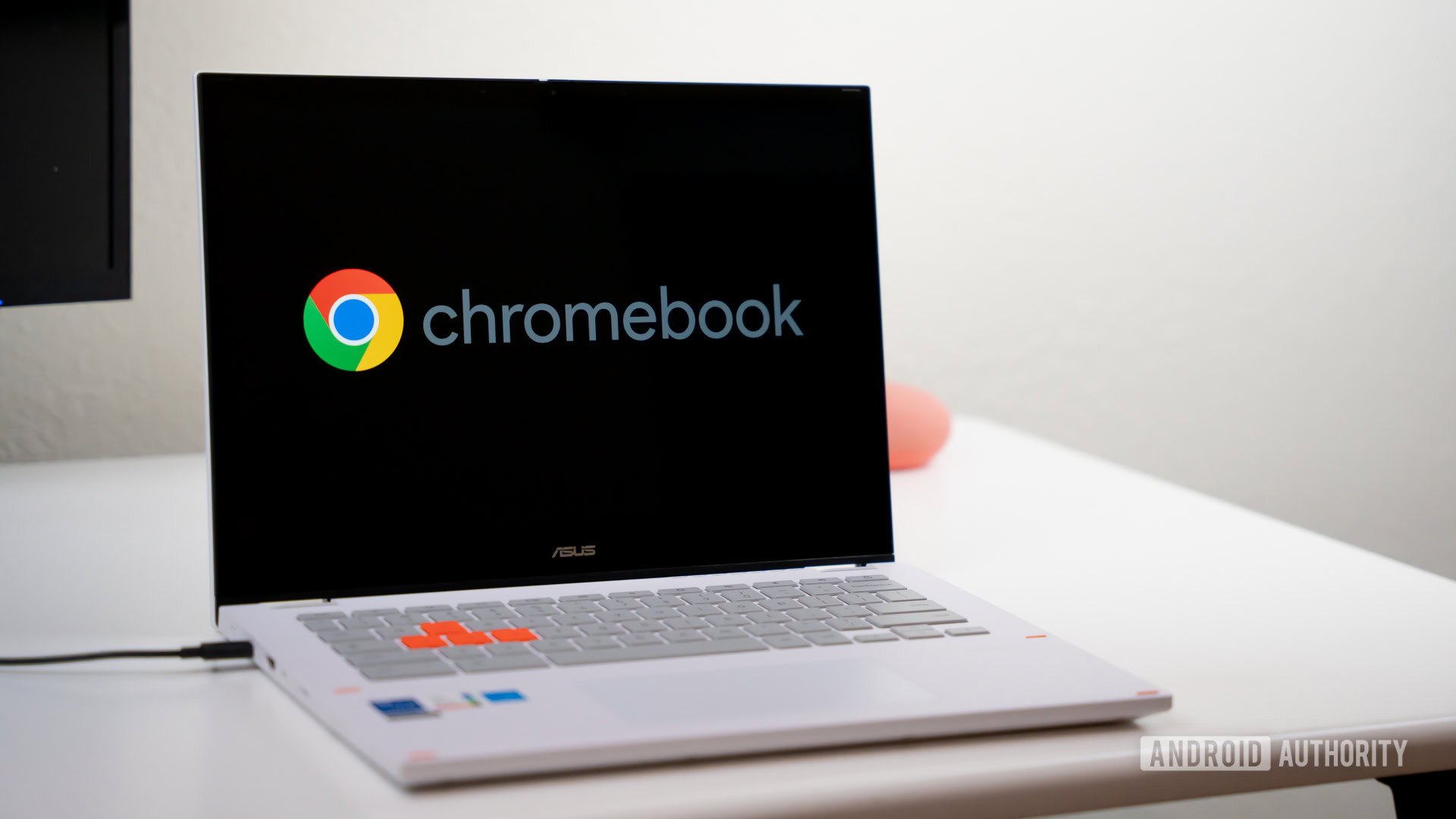 Chromebook com o logotipo do Chromebook na tela Stock Photo (3) Chromebook com o logotipo do Chromebook na tela Stock Photo (3)