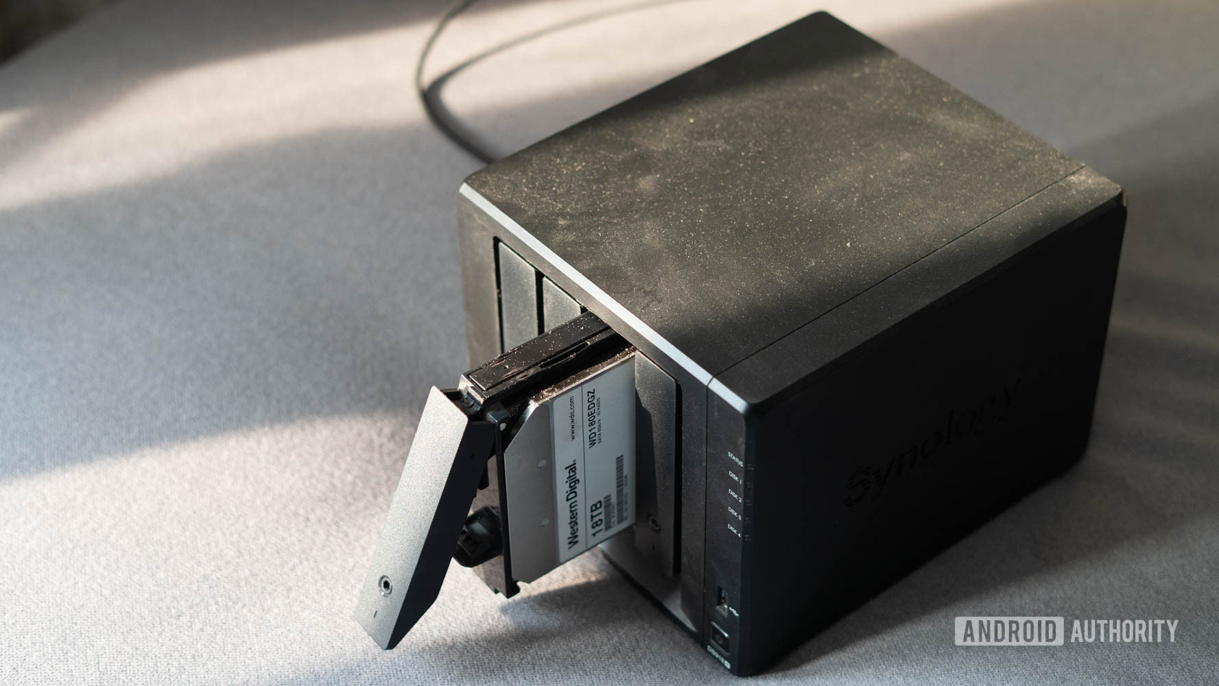 Sinologia DS918 Plus NAS com disco rígido retirado