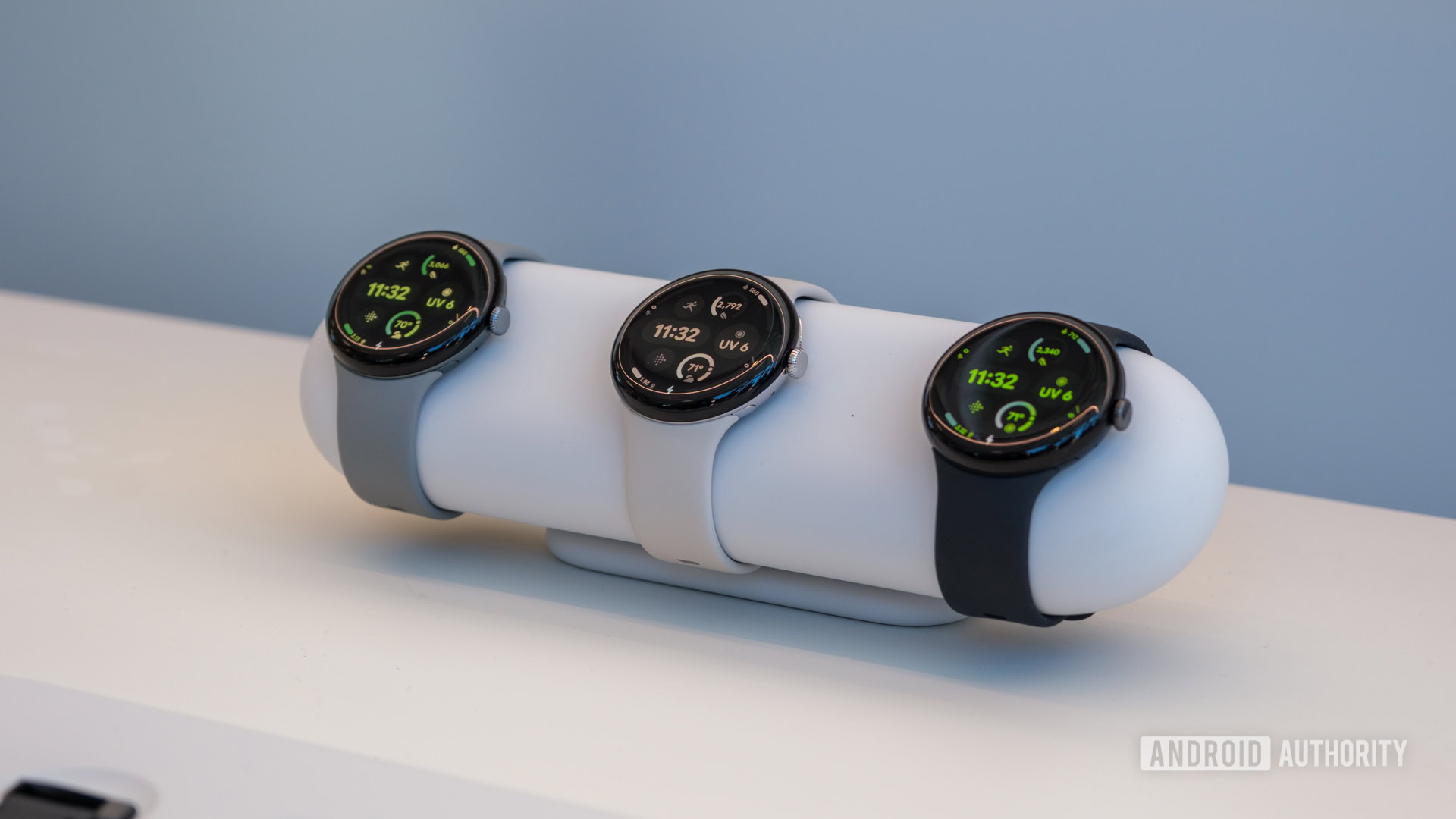 Google Pixel assistir 3 cores Uma seleção do Google Pixel Watch 3s repousa em um suporte.