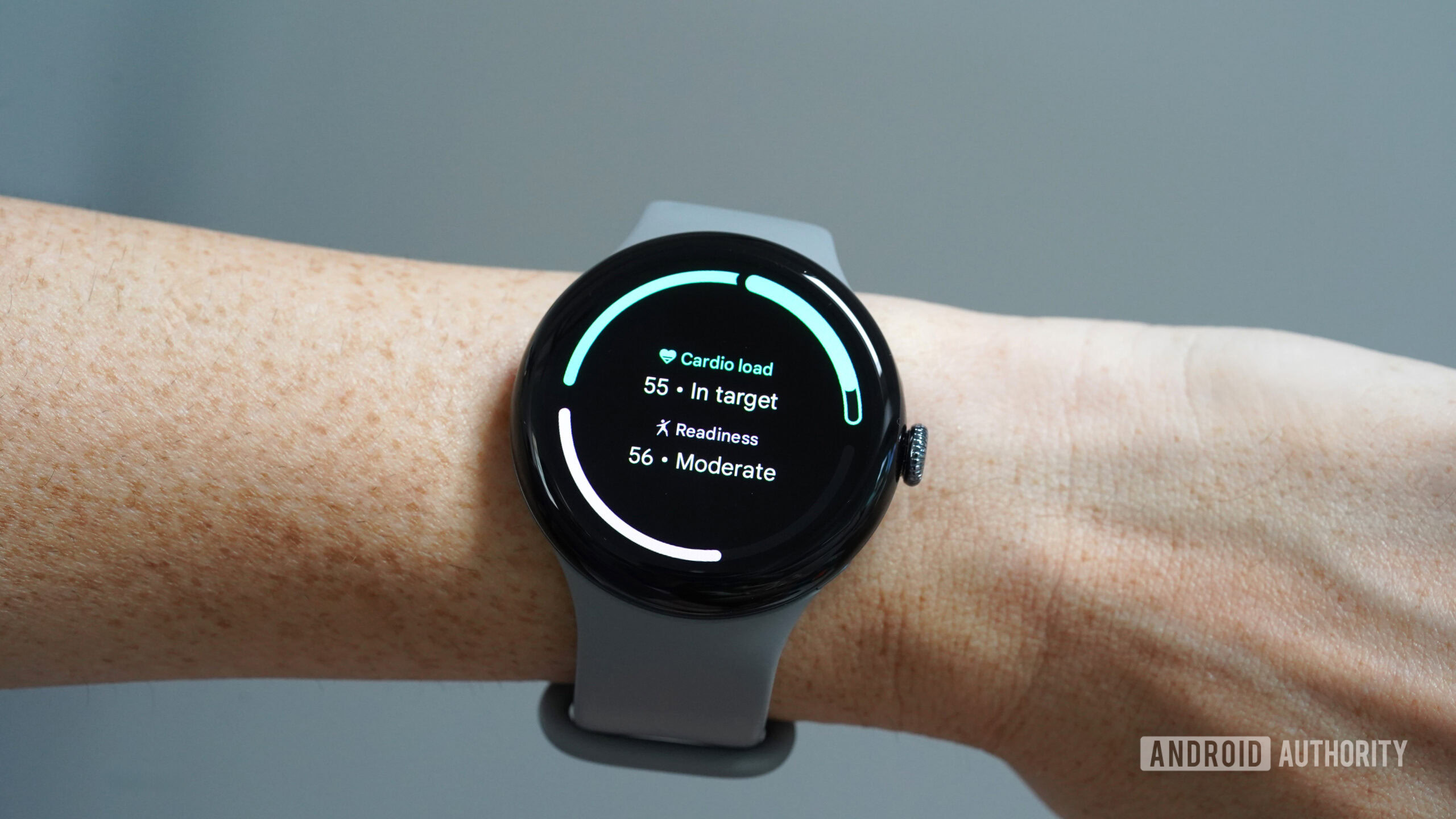 Pixel Watch 3 Cardio Load prontinente Um usuário analisa sua carga de cardio e pontuação de prontidão no Pixel Watch 3.