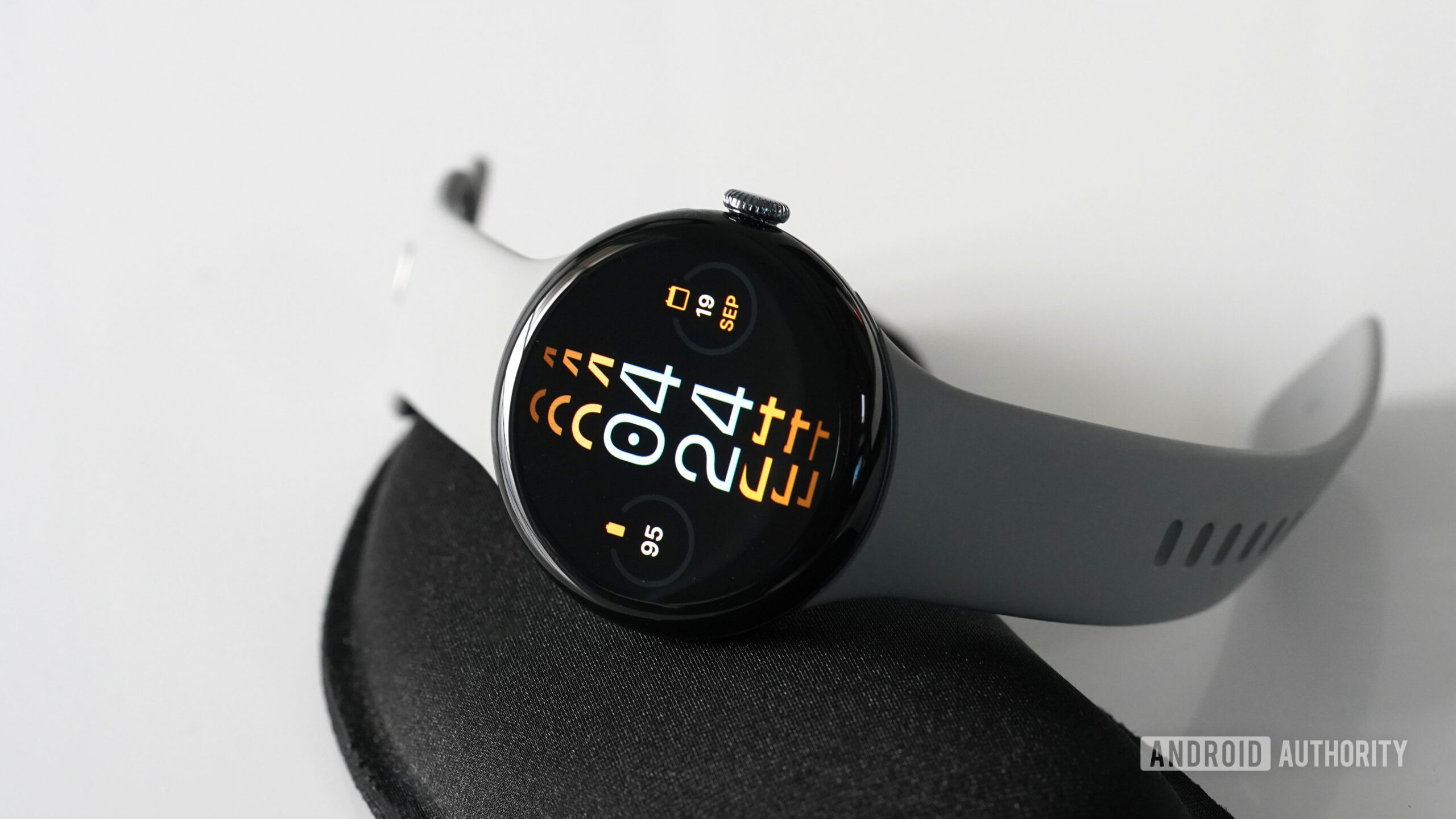 Google Pixel Watch 3 Monospace Um relógio do Google Pixel 3 exibe o Watch Face Monospace.