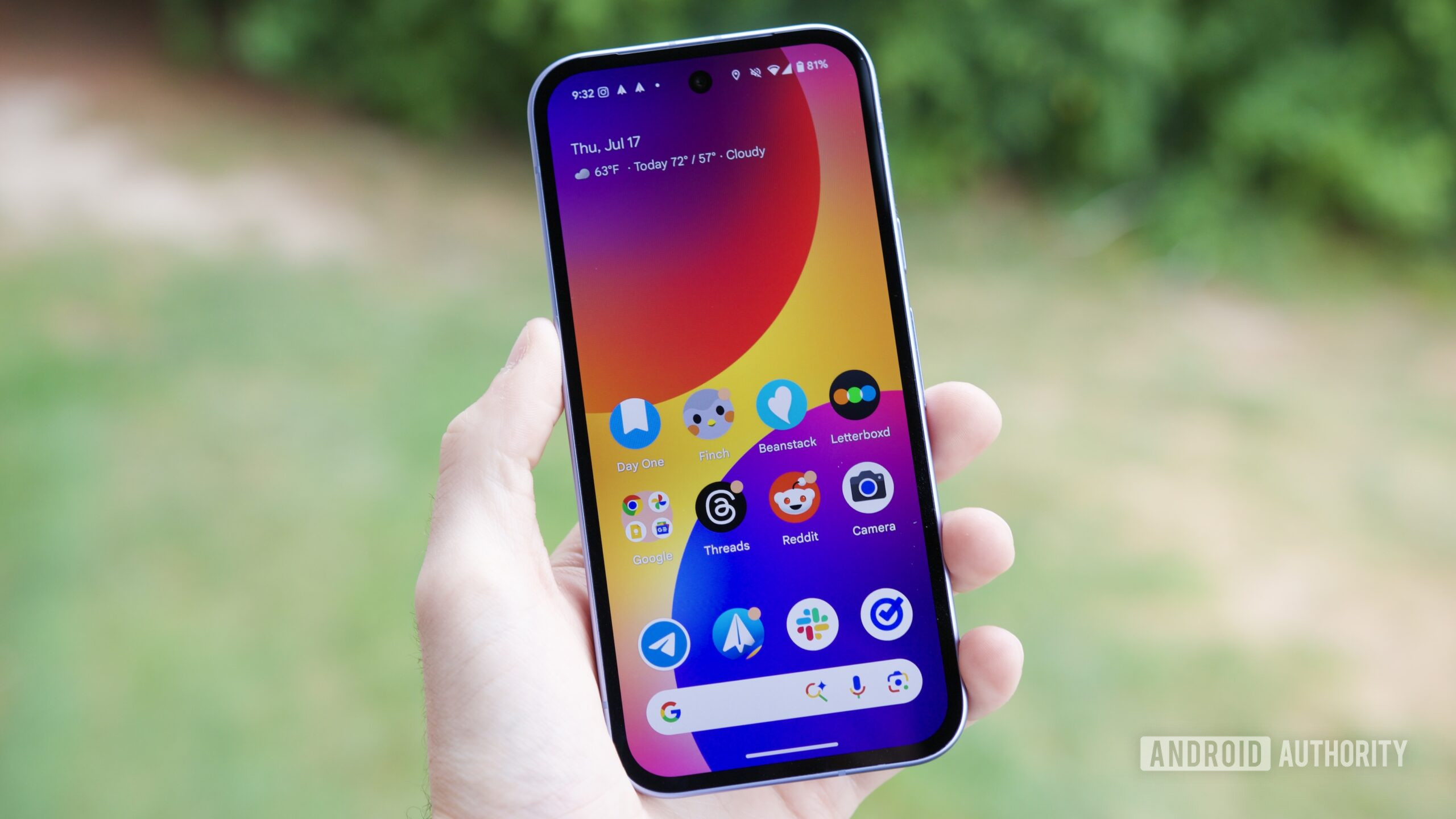 Alguém segurando um Google Pixel 9A com sua tela.