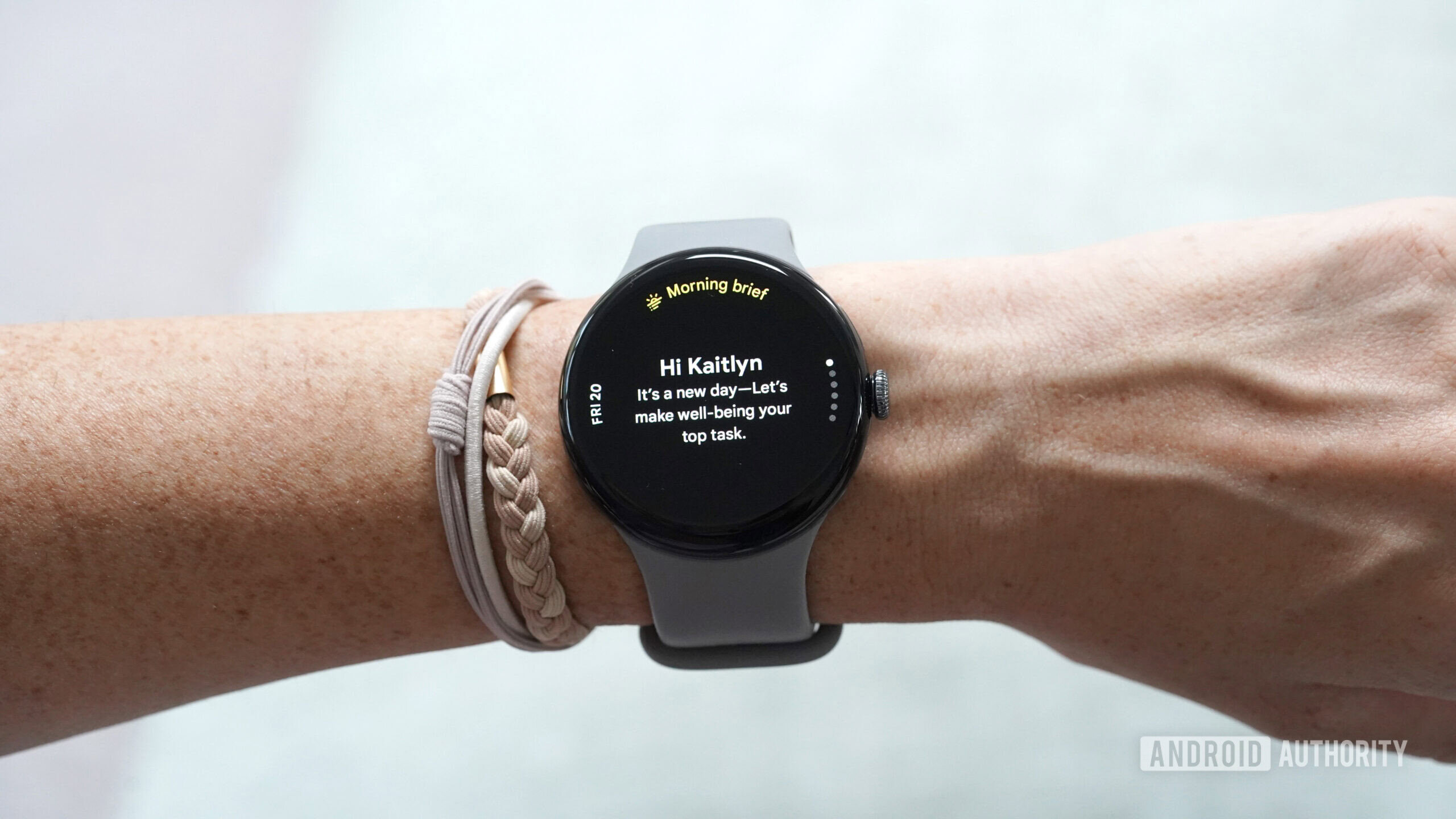 Google Pixel Watch 3 Morning Brief Um relógio do Google Pixel 3 exibe o resumo da manhã de um usuário.