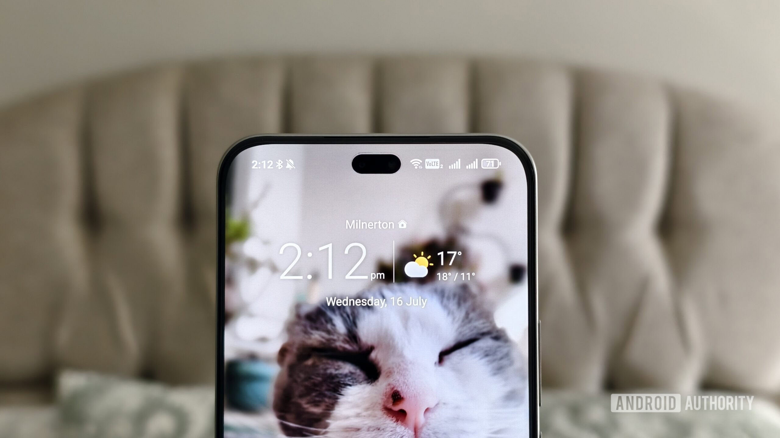 Widget de relógio e clima em uma tela de smartphone Android