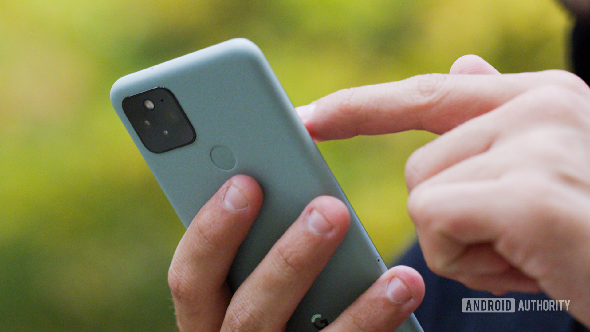 Google Pixel 5 Usando o telefone do fundo 2 Google Pixel 5 Usando o telefone do fundo 2