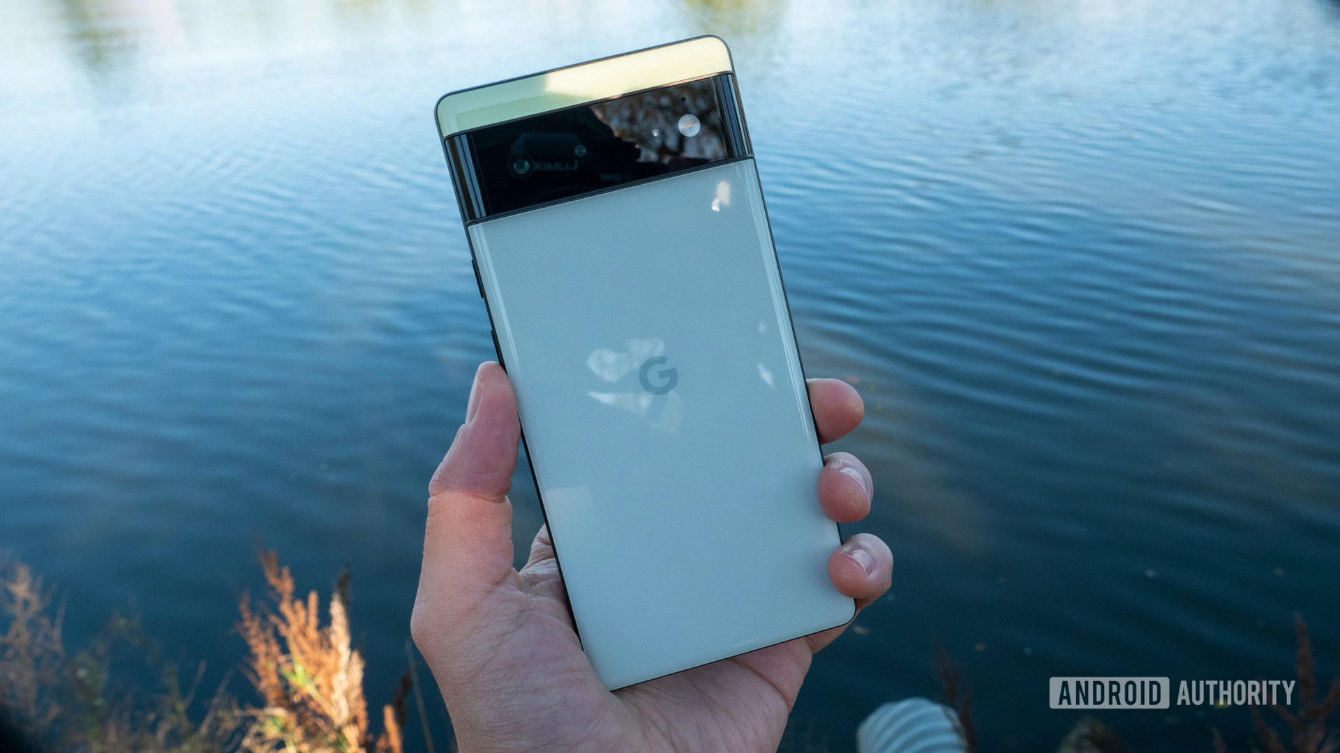 Google Pixel 6 Revie O Google Pixel 6 na cor de mar em Hand