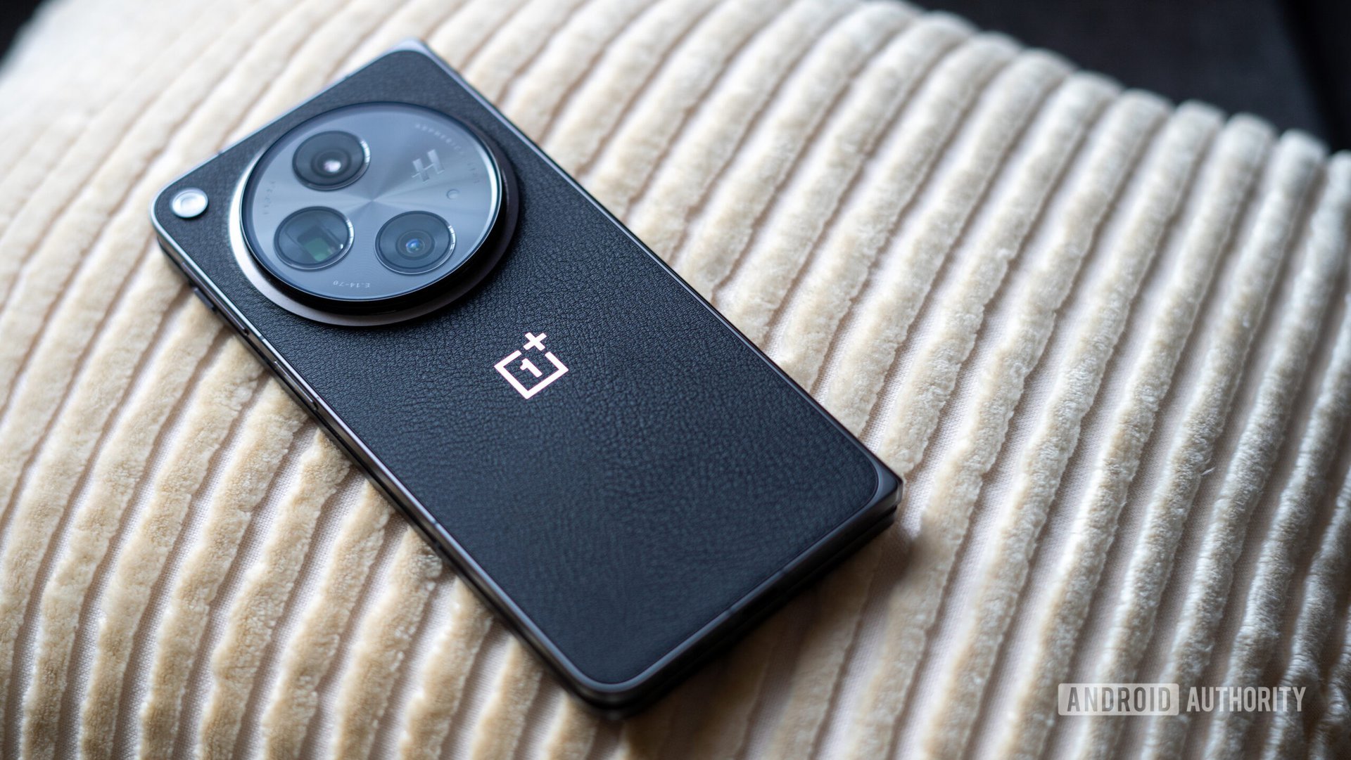 OnePlus Open colocado em um travesseiro