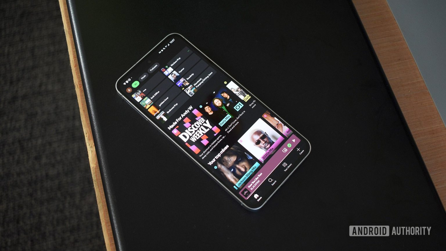 Eu uso a música do YouTube e o Spotify, e por um bom motivo