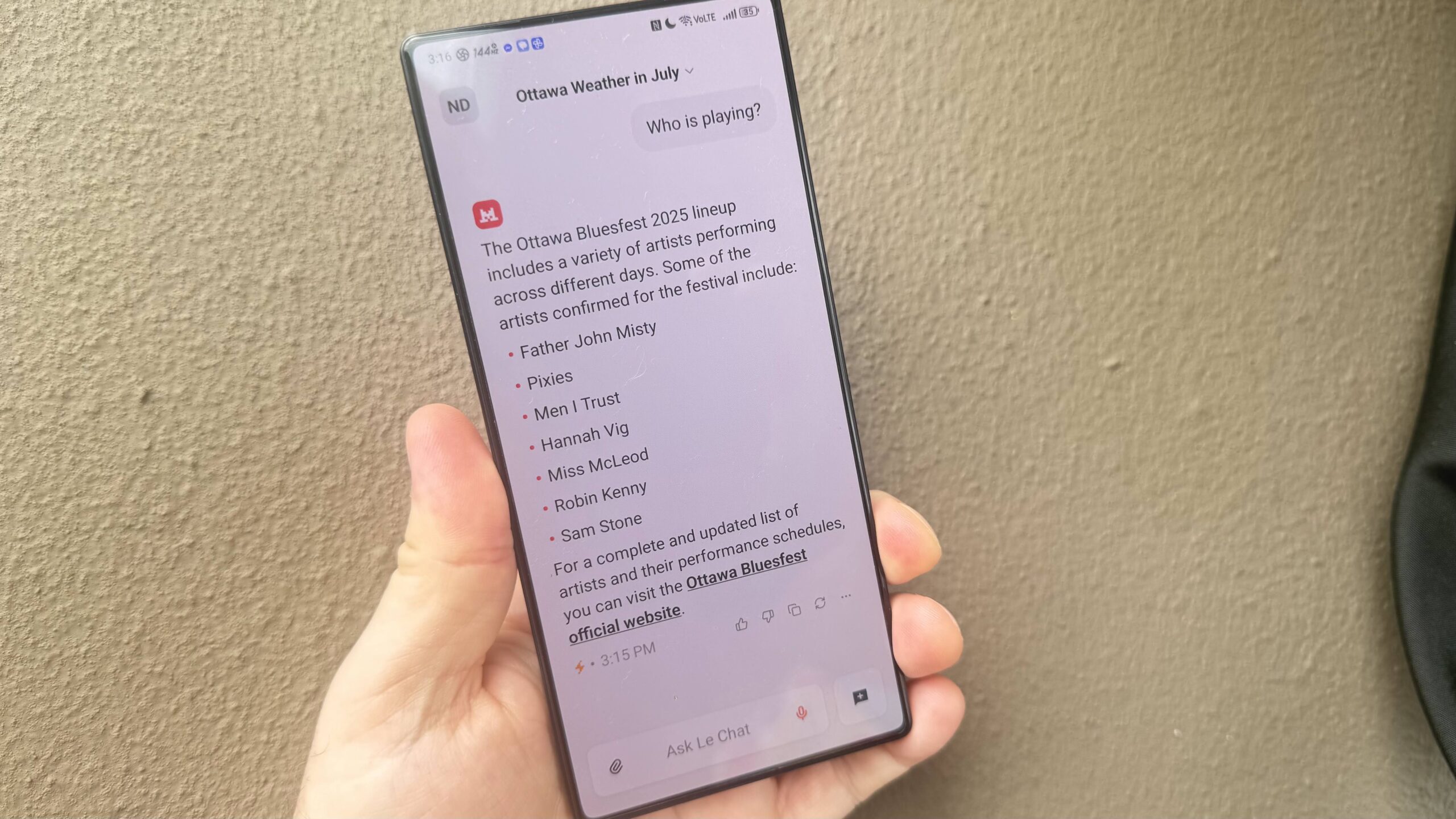 Lechat-web-Search Uma pesquisa na Web do Lechat em um telefone Android contra uma parede marrom.