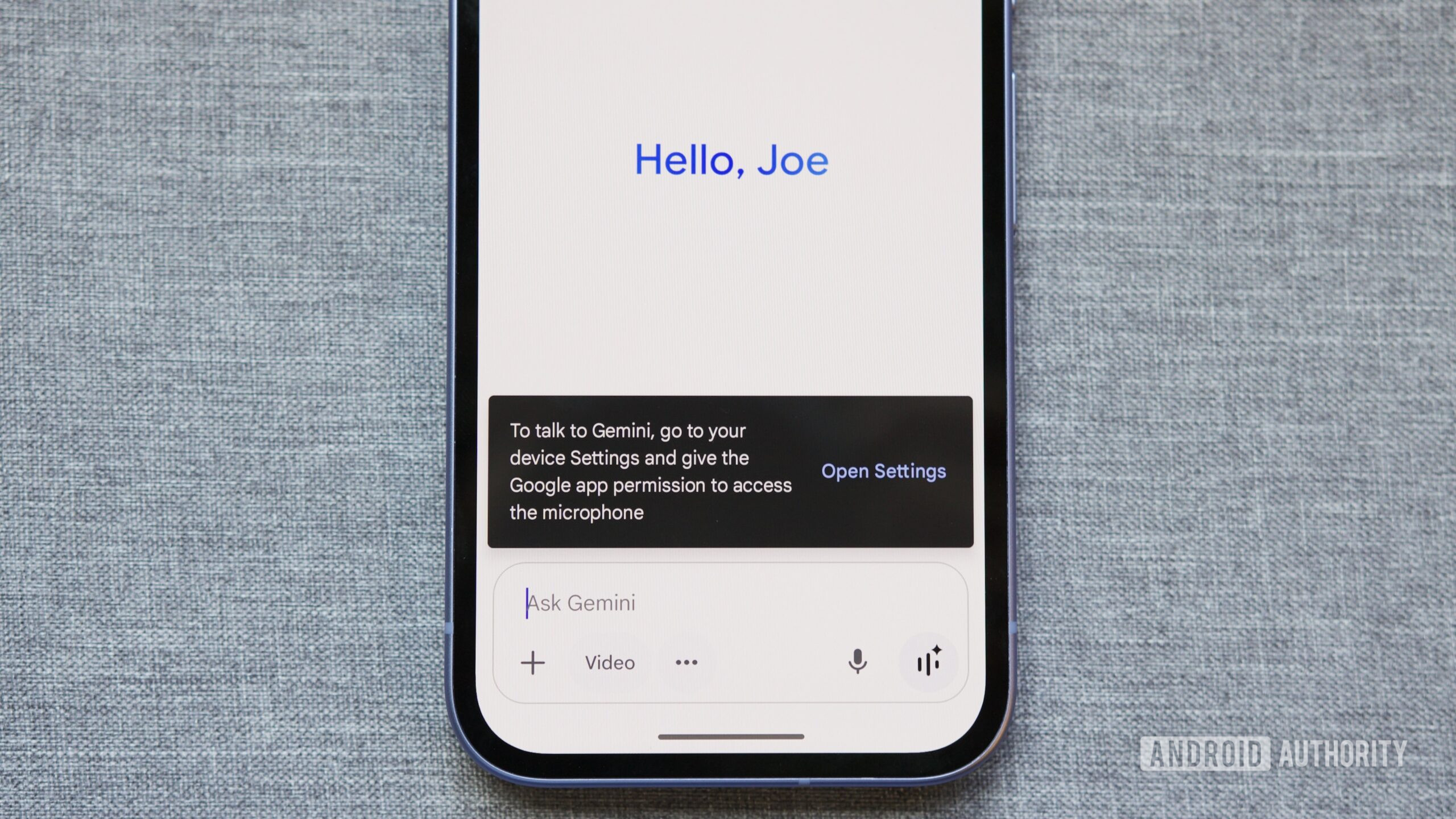 Herói de Permissões de Gêmeos sem Microfone Aplicativo Gemini com um aviso pop-up sobre a falta de permissões de microfone.