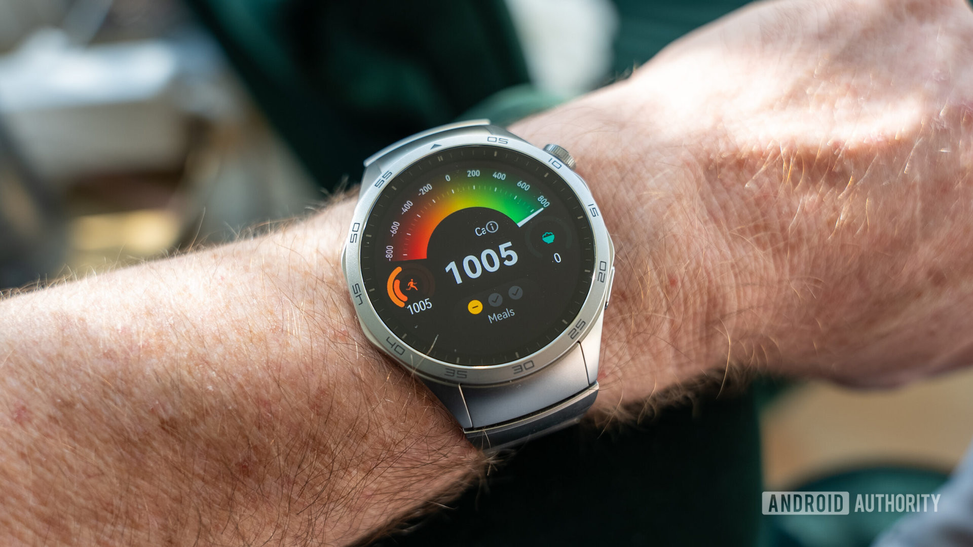 Huawei Watch GT 4 Smartwatch no pulso mostrando o balcão de calorias